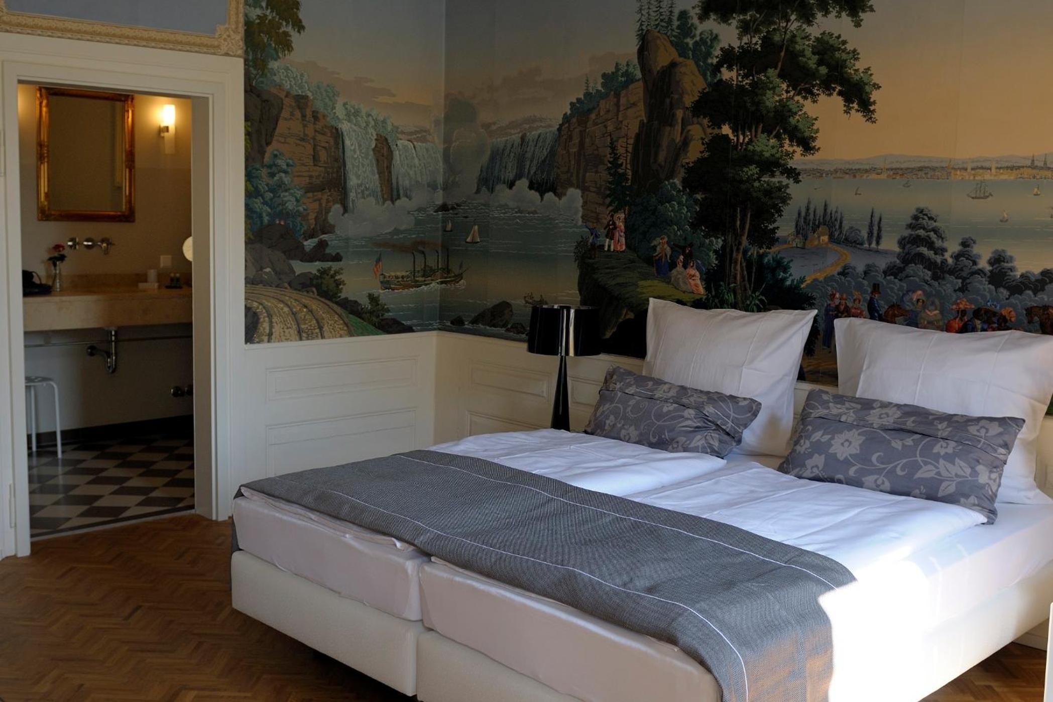 Deluxe Suite - Photo 13