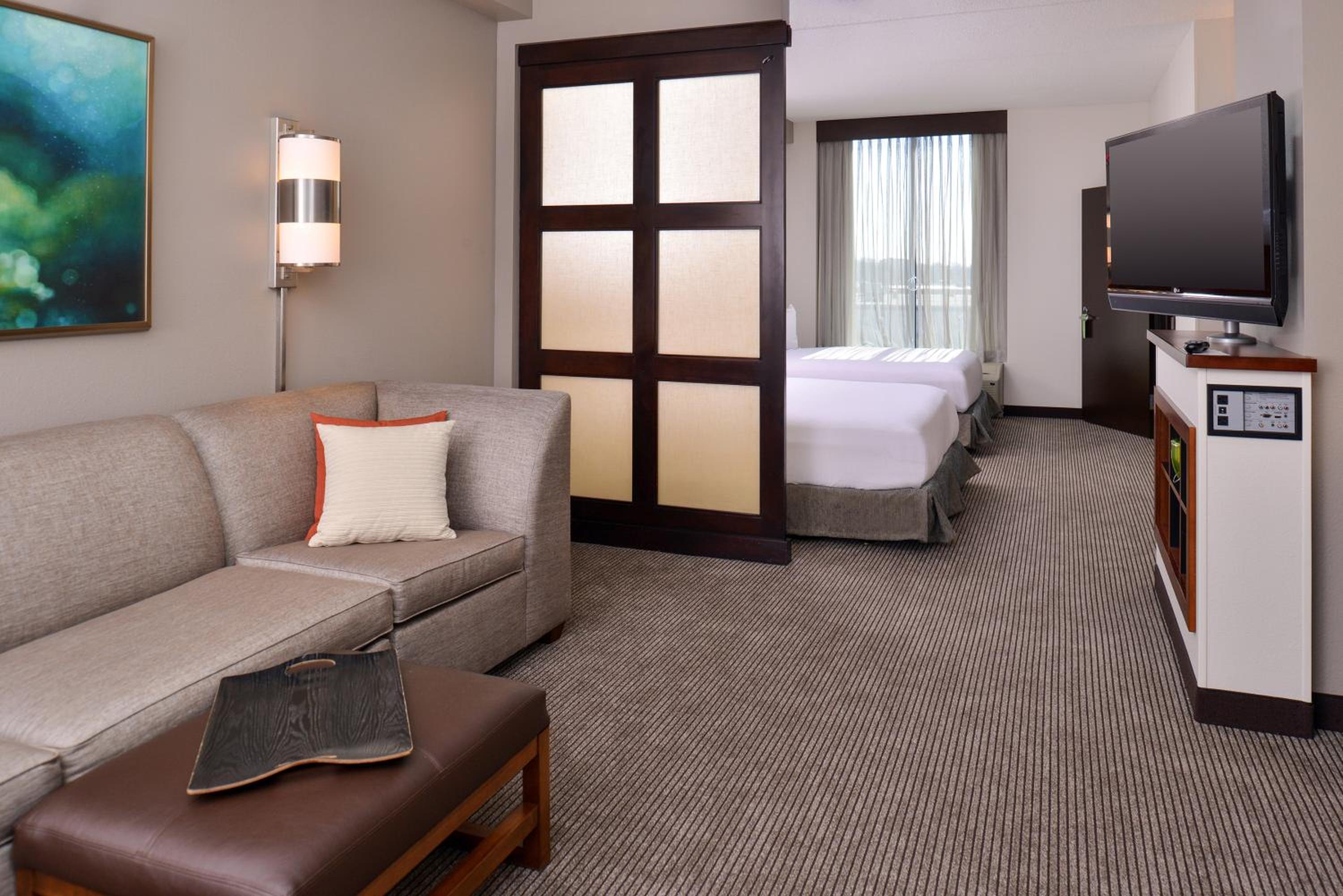 Queen Room with Two Queen Beds and Sofa Bed - High Floor - Photo 3