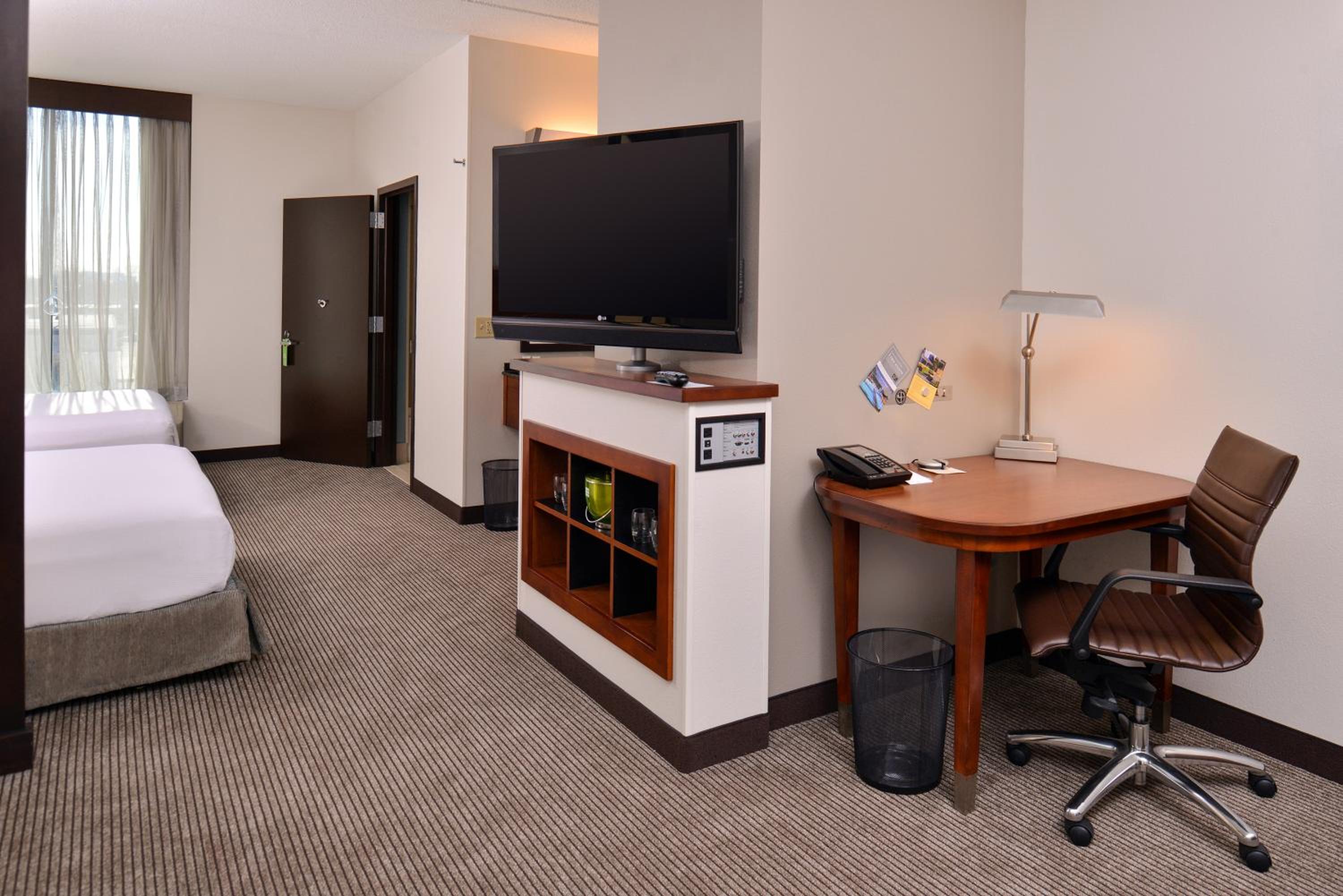 Queen Room with Two Queen Beds and Sofa Bed - High Floor - Photo 4