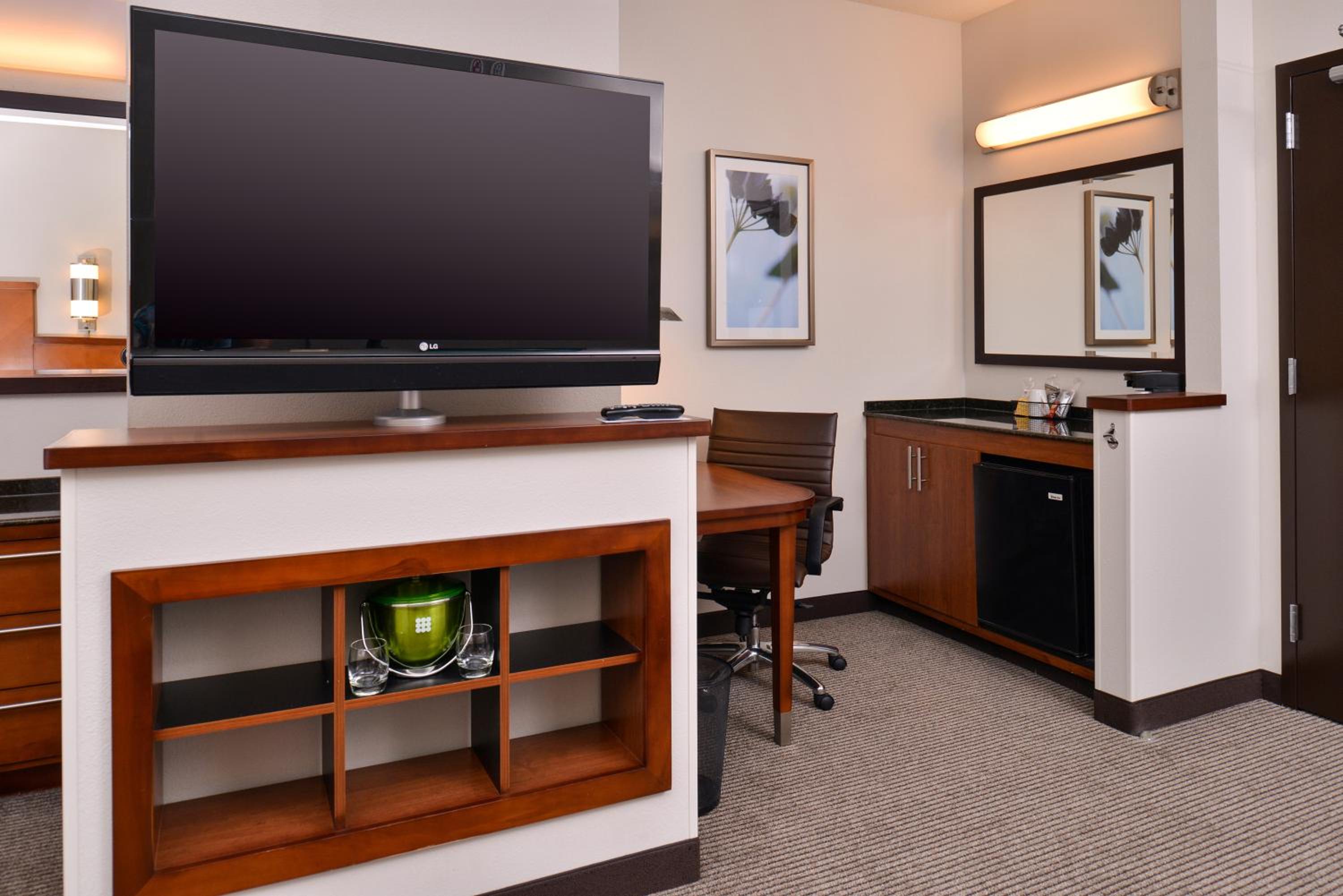 King Room with Sofa Bed - Photo 4