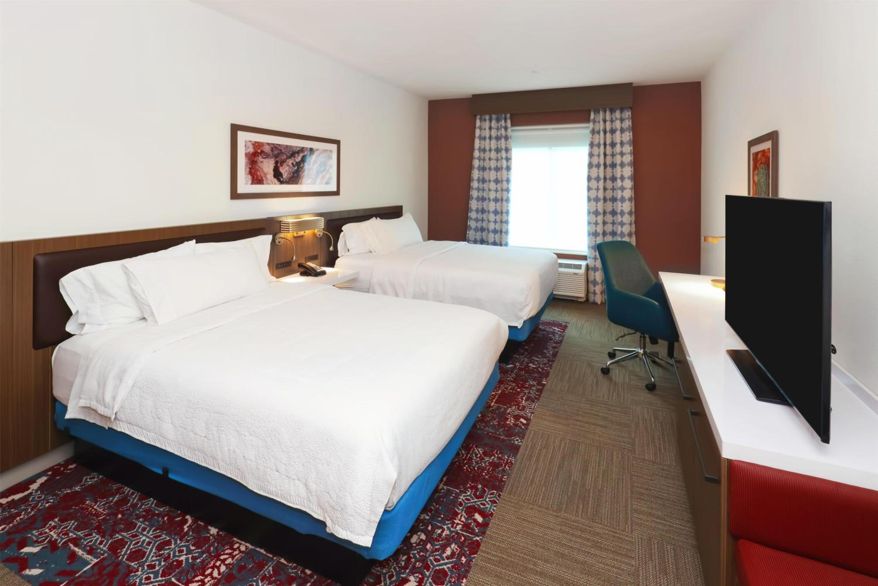 Deluxe Queen Room with Two Queen Beds - Photo 2