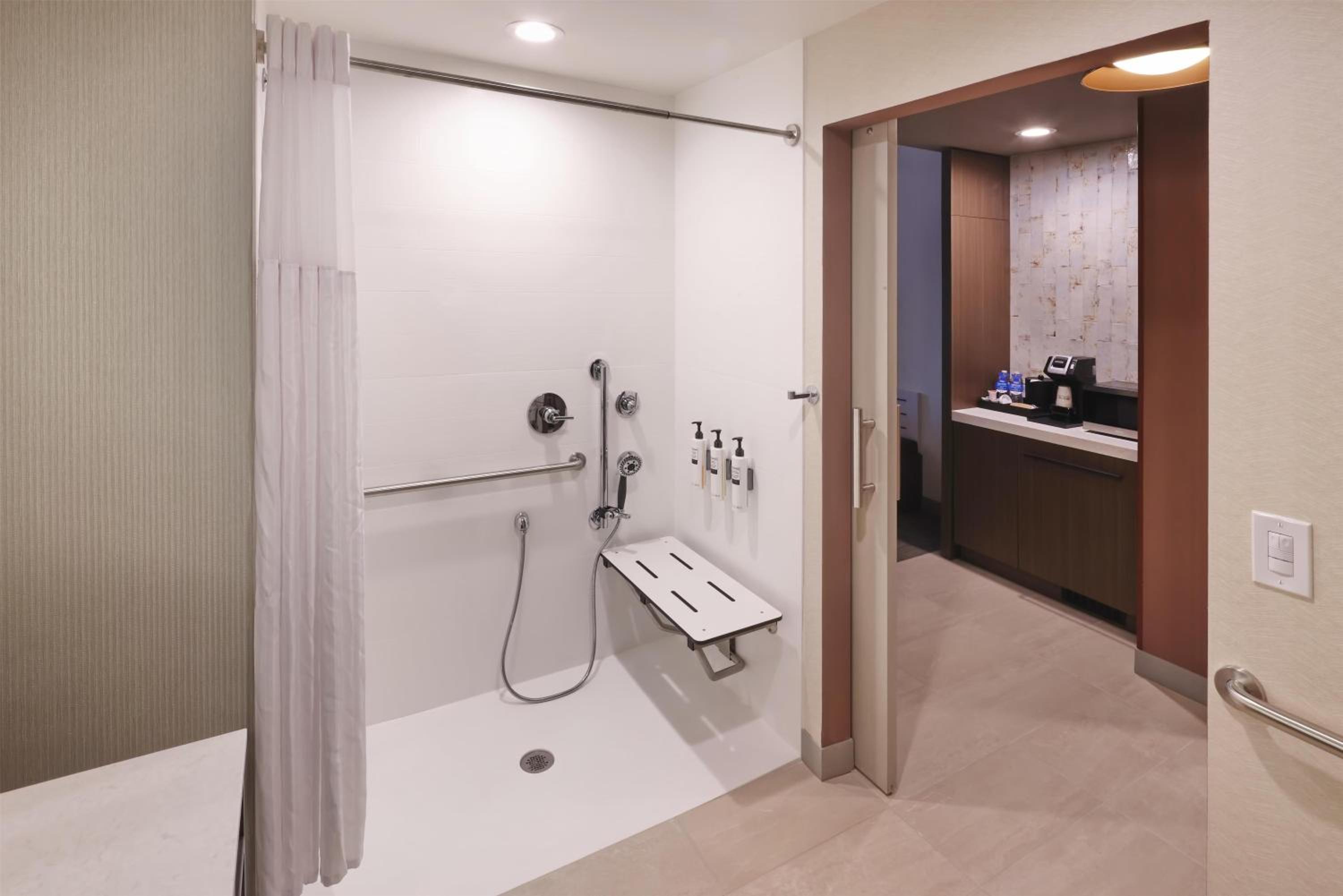 Deluxe Queen Room with Two Queen Beds and Roll-In Shower - Mobility Access - Photo 4