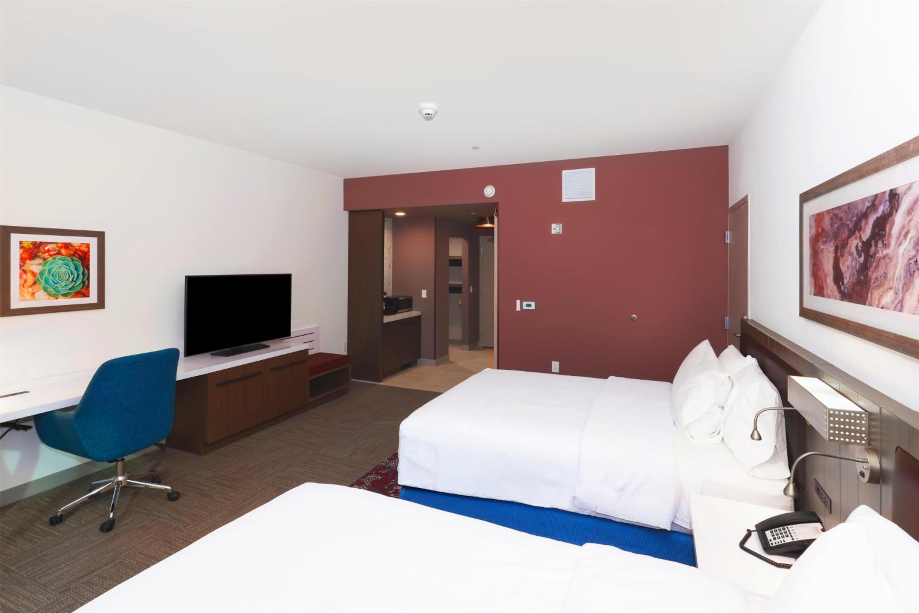 Deluxe Queen Room with Two Queen Beds and Roll-In Shower - Mobility Access - Photo 3