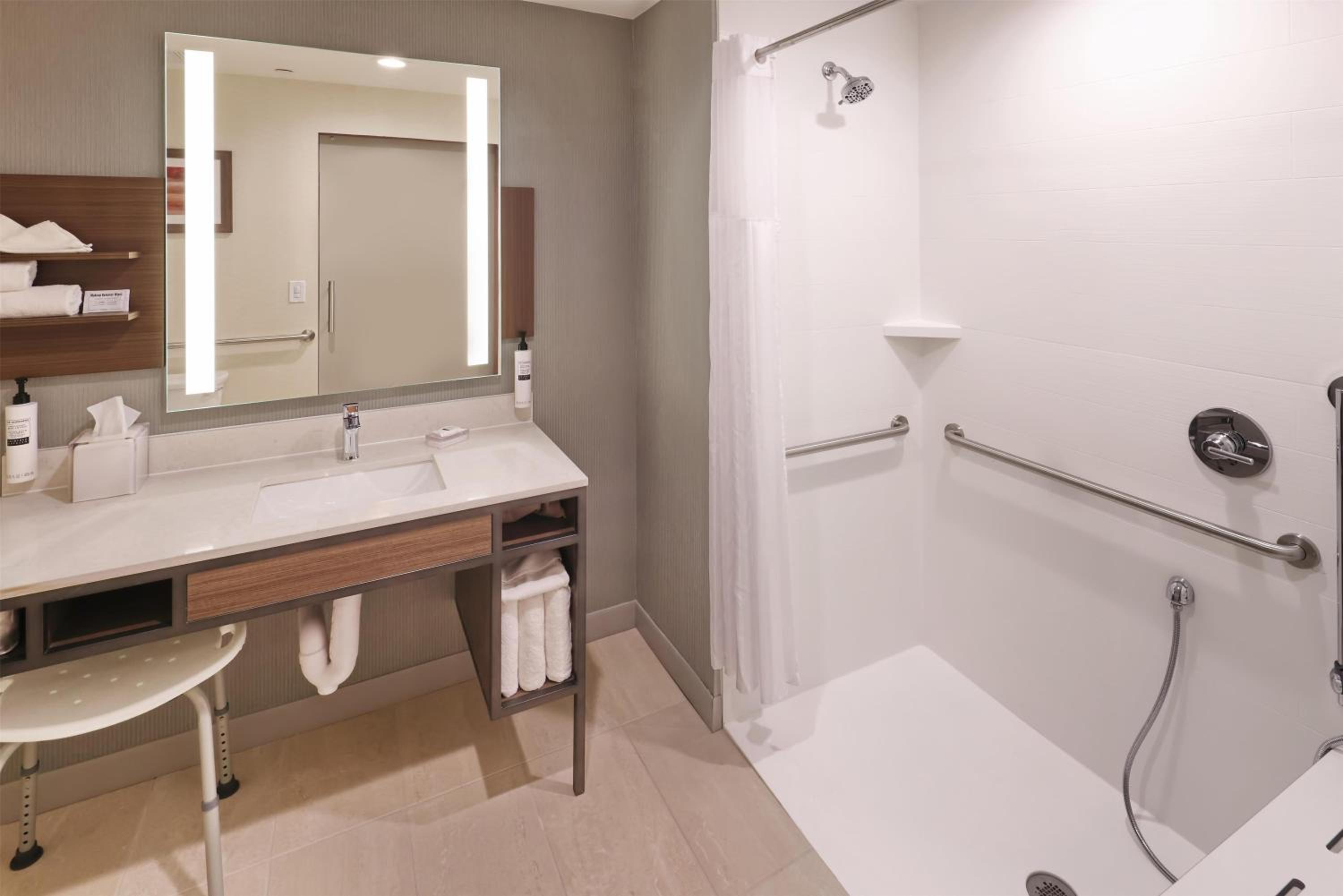 Deluxe Queen Room with Two Queen Beds and Roll-In Shower - Mobility Access - Photo 1