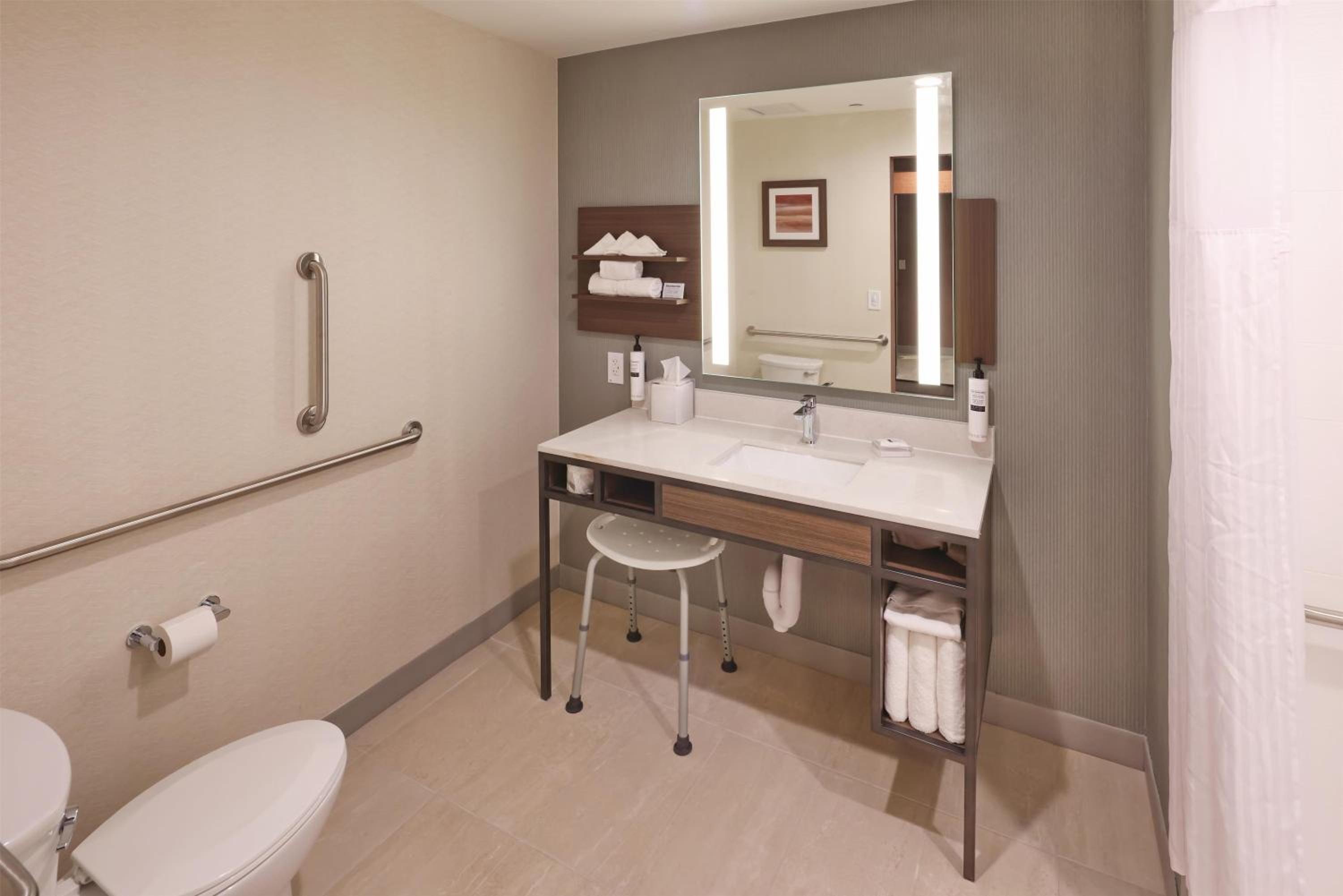Deluxe Queen Room with Two Queen Beds and Roll-In Shower - Mobility Access - Photo 2