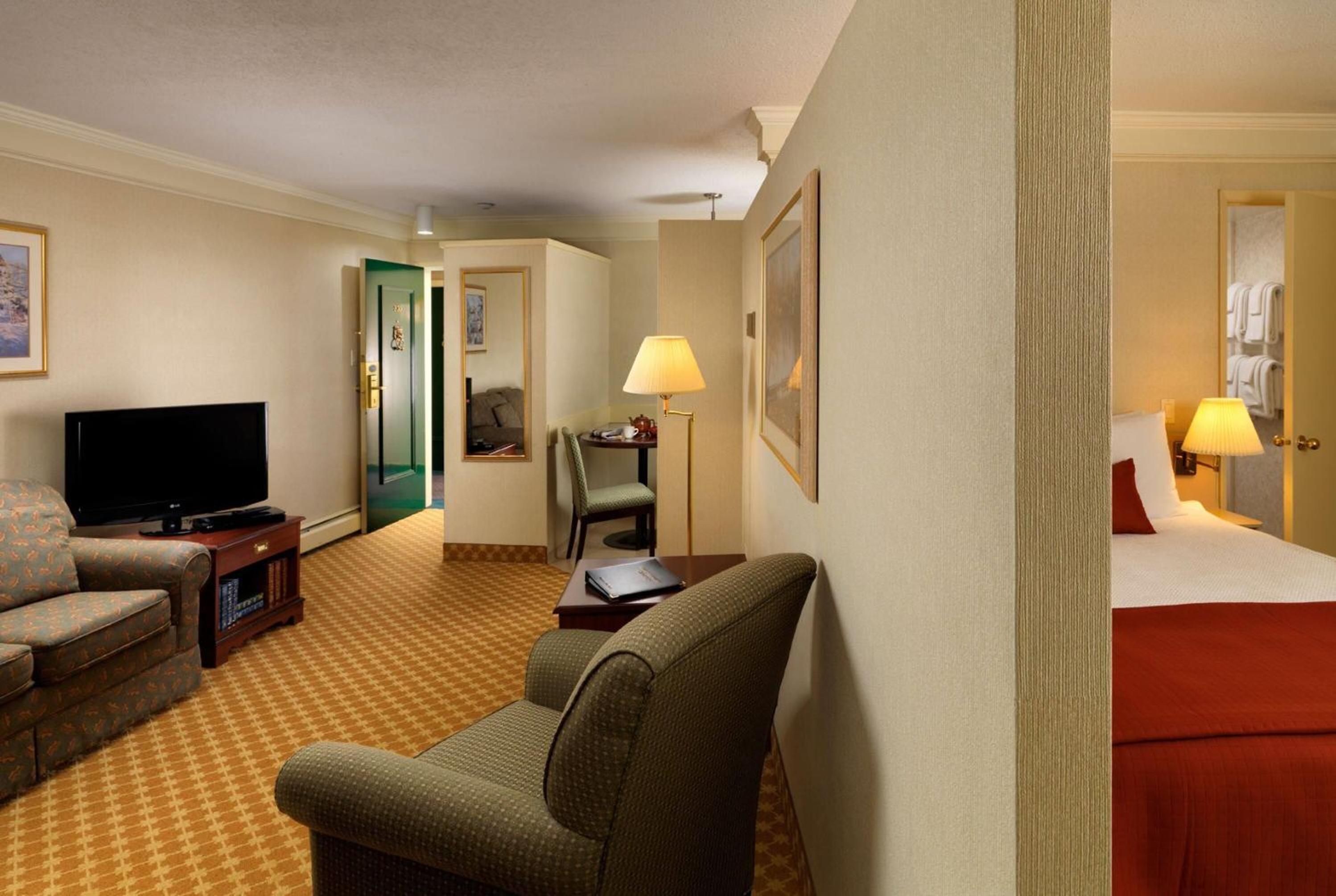 Queen Studio Suite - Non-Smoking - Photo 3