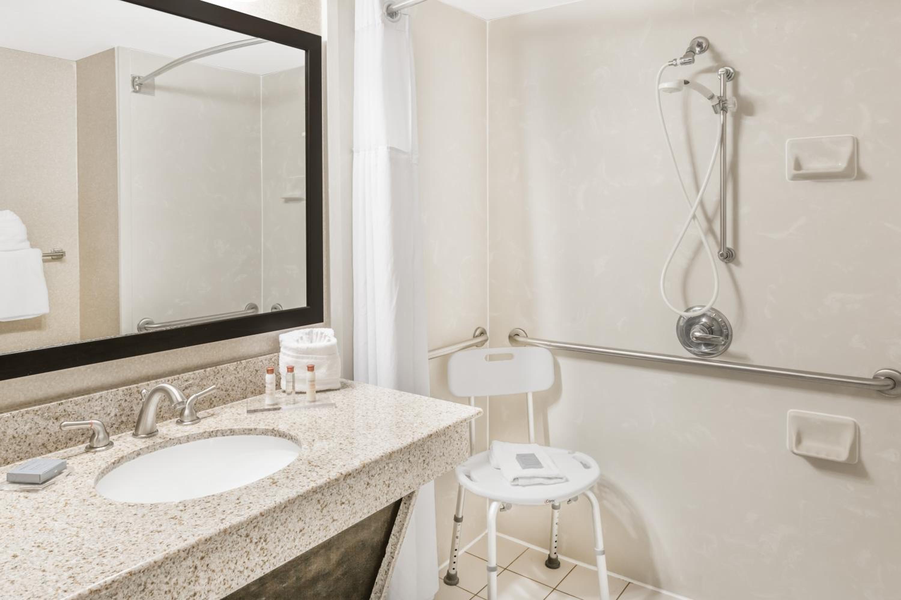 Deluxe King Room - Disability Access/Non-Smoking - Photo 3