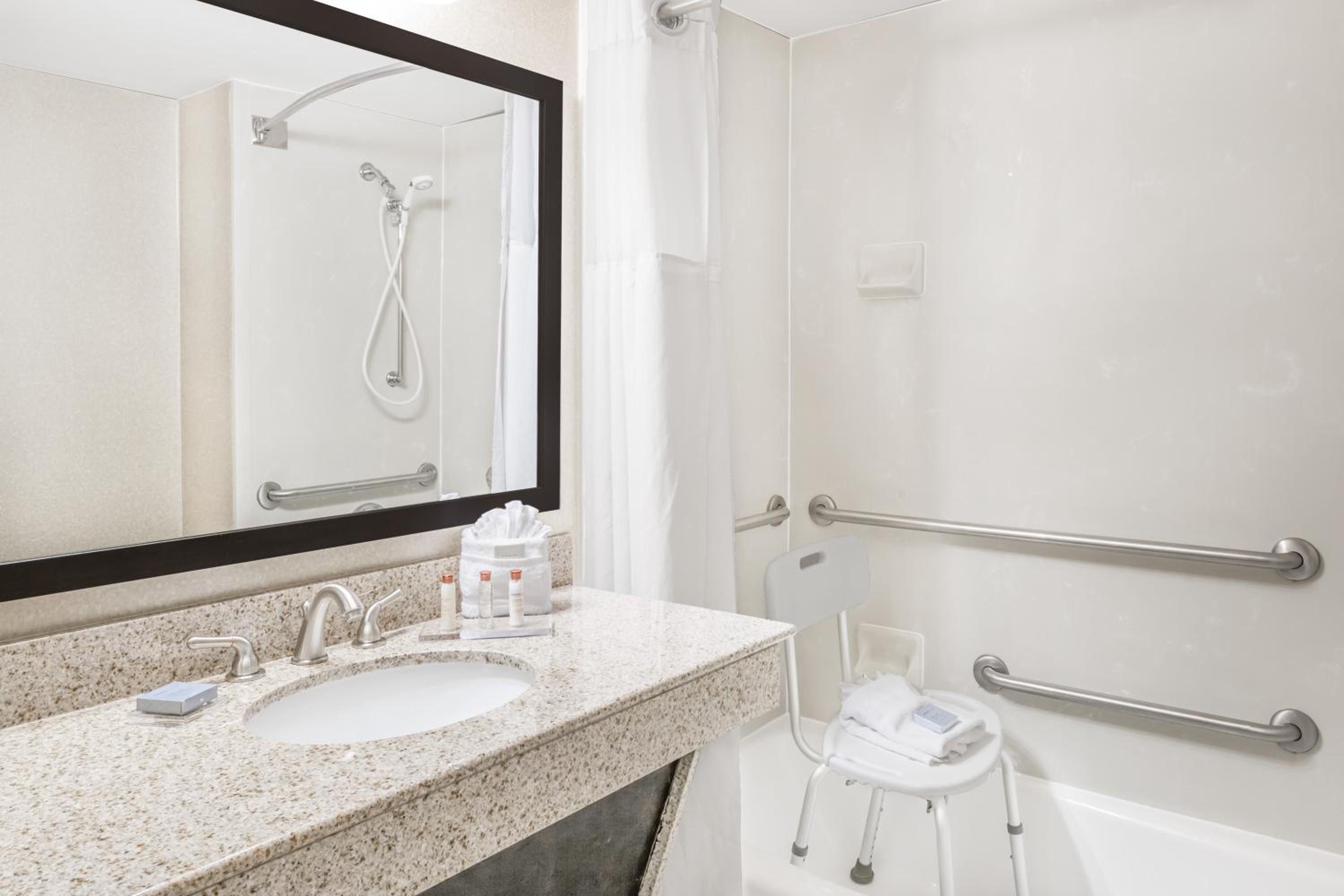 King Room - Disability Access - Non-Smoking - Photo 3