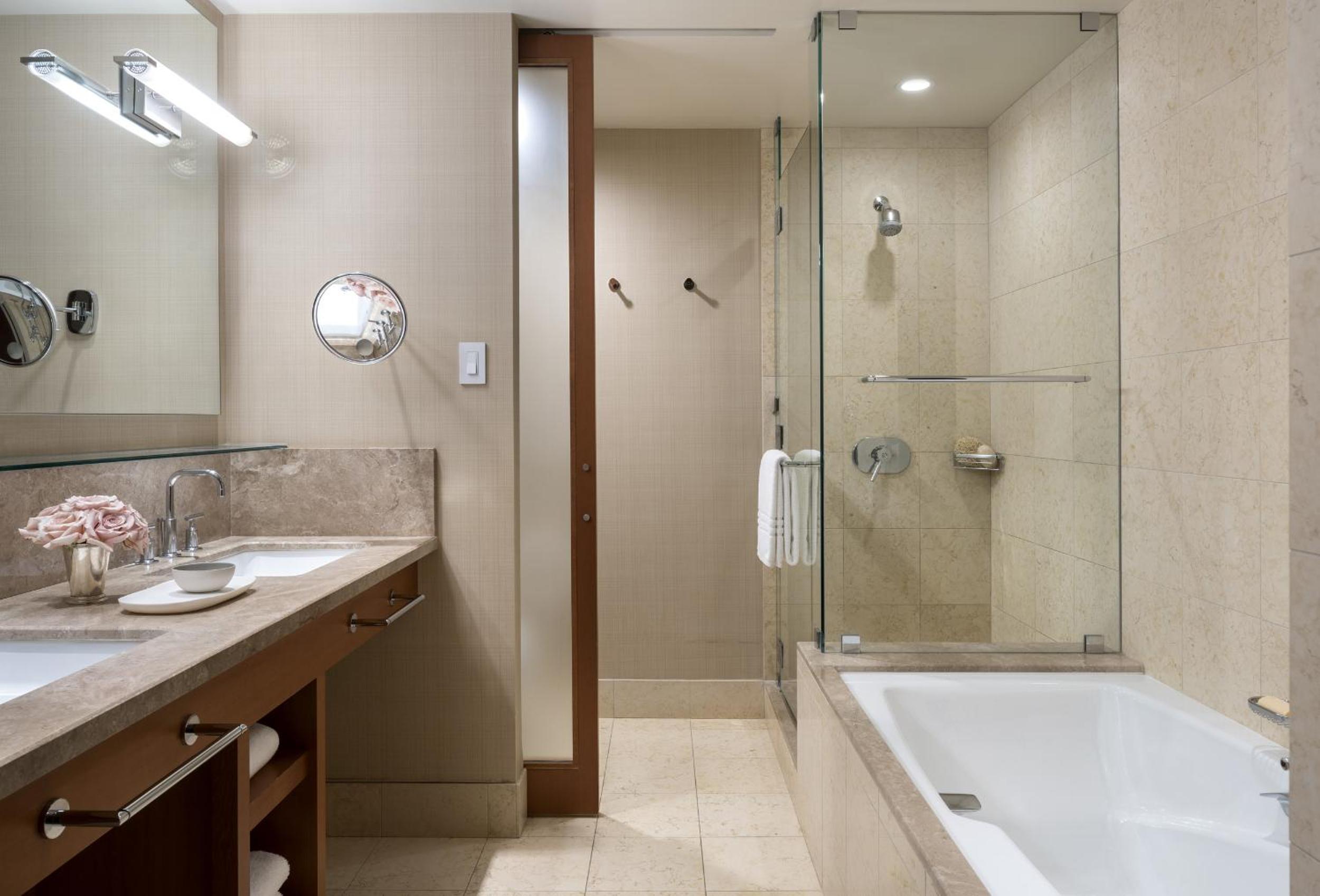 Deluxe King Room with Roll-In Shower - Disability Access photo 3