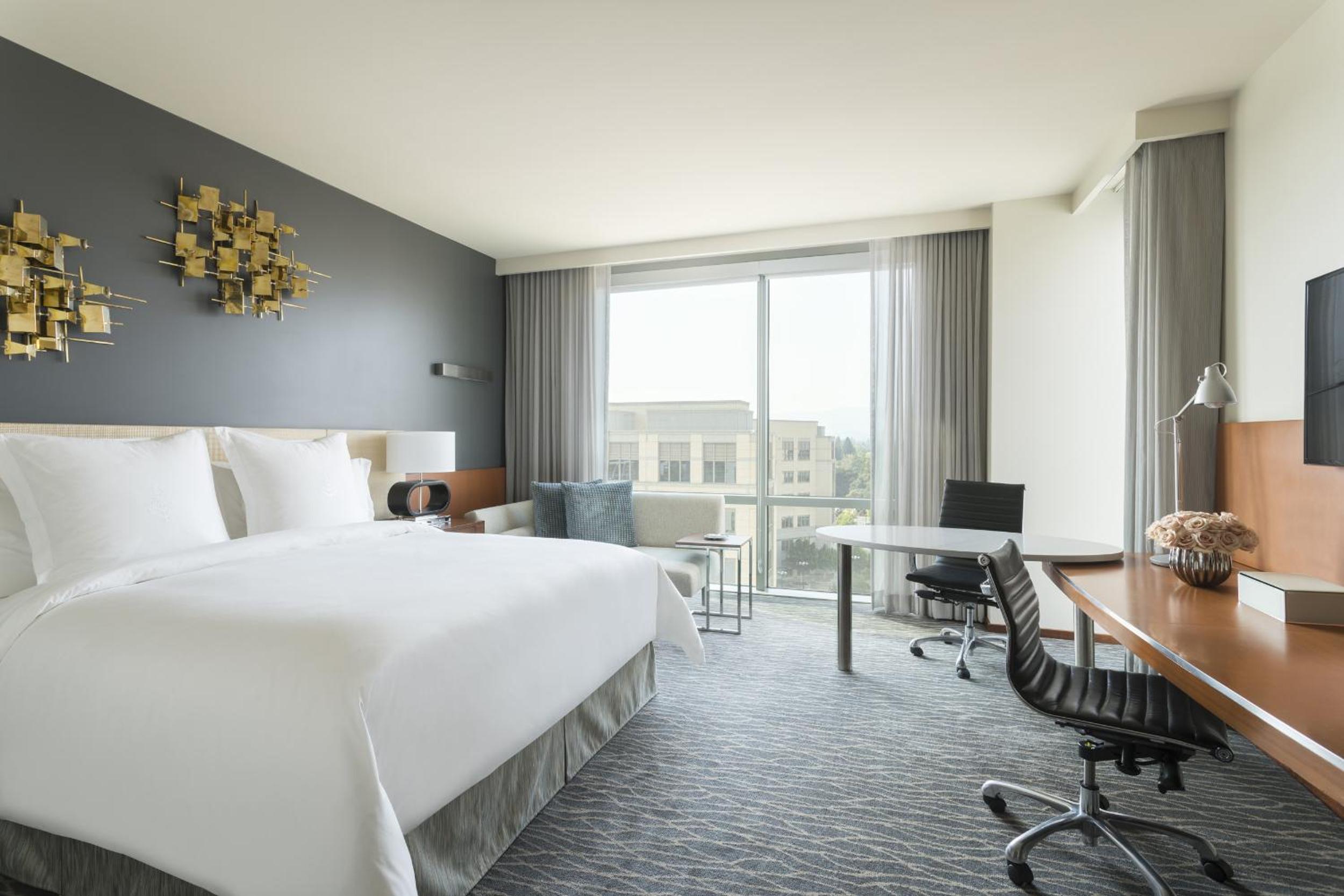 Deluxe King Room with Roll-In Shower - Disability Access photo 2