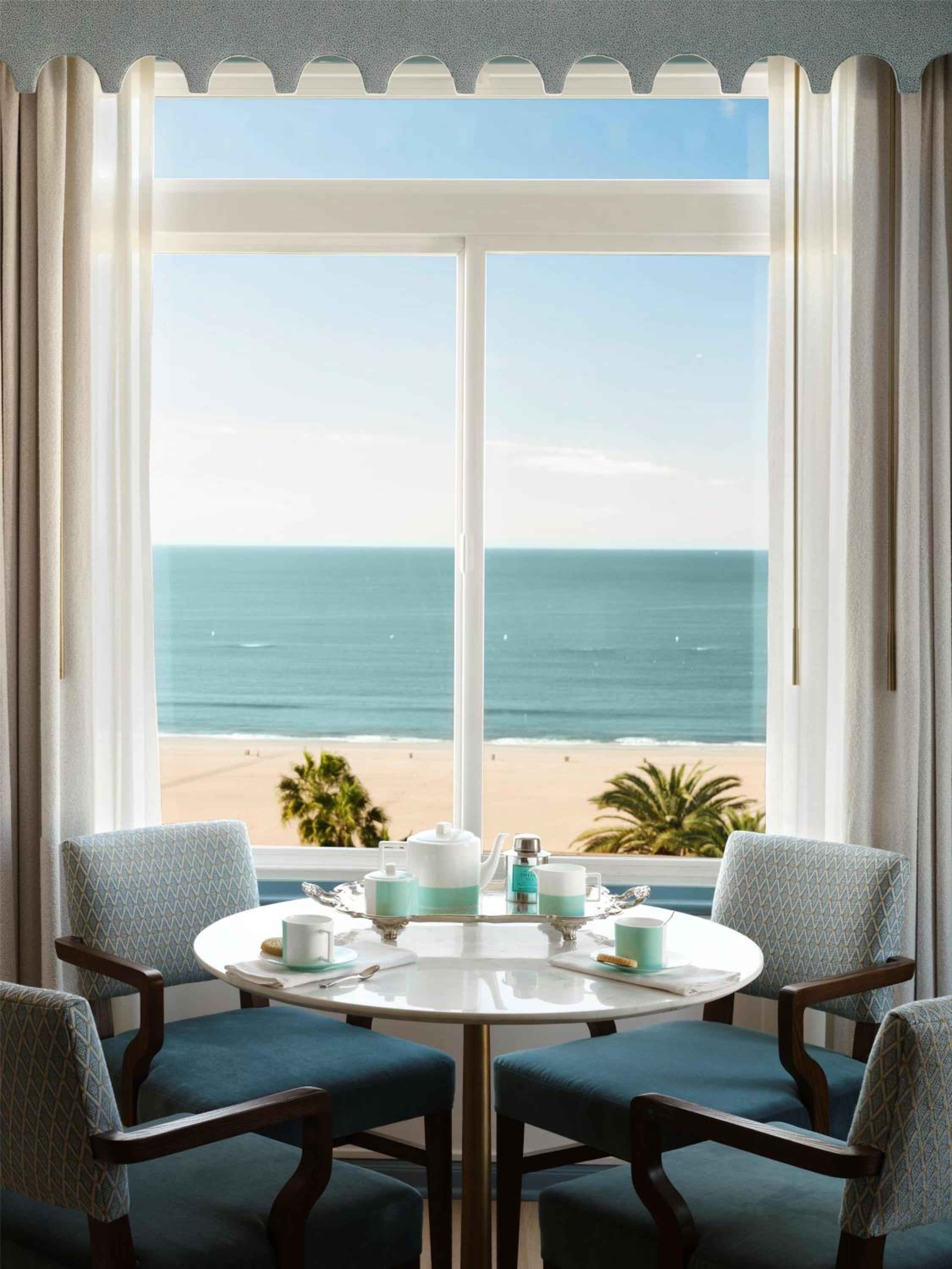 One-Bedroom King Suite with Oceanfront photo 2