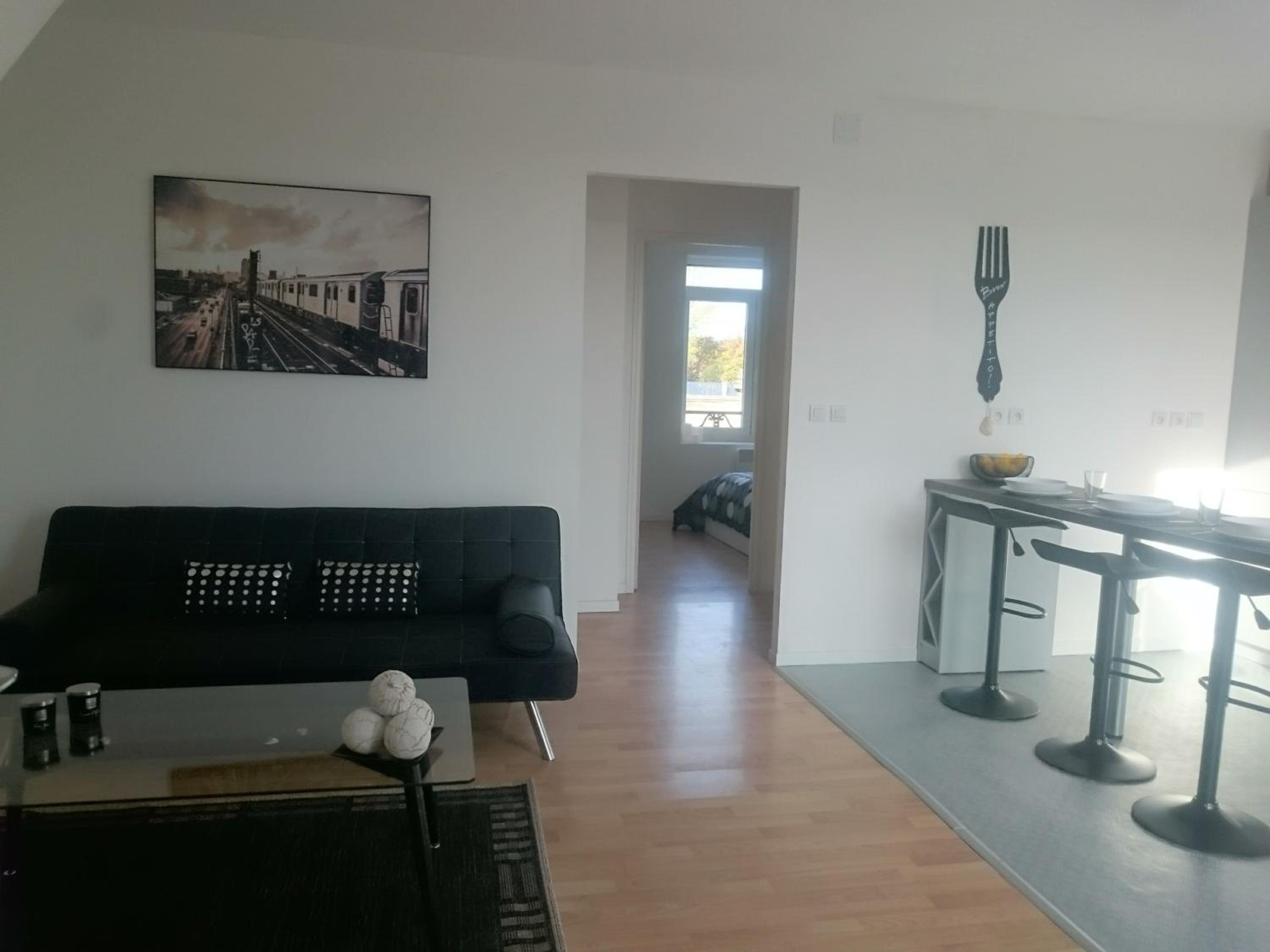 Apartment with Balcony and City View photo 3