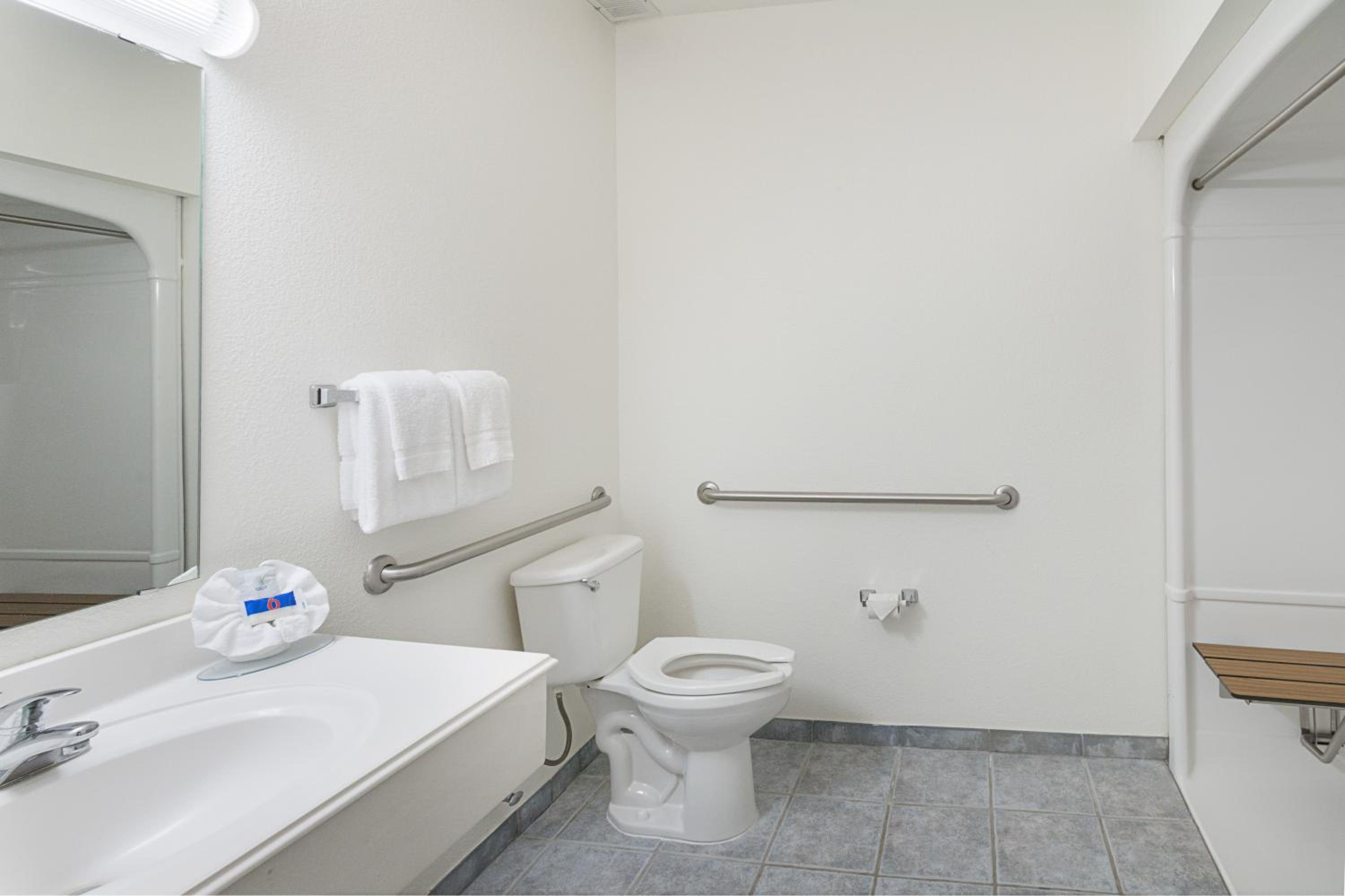 King Room - Non-Smoking - Photo 6