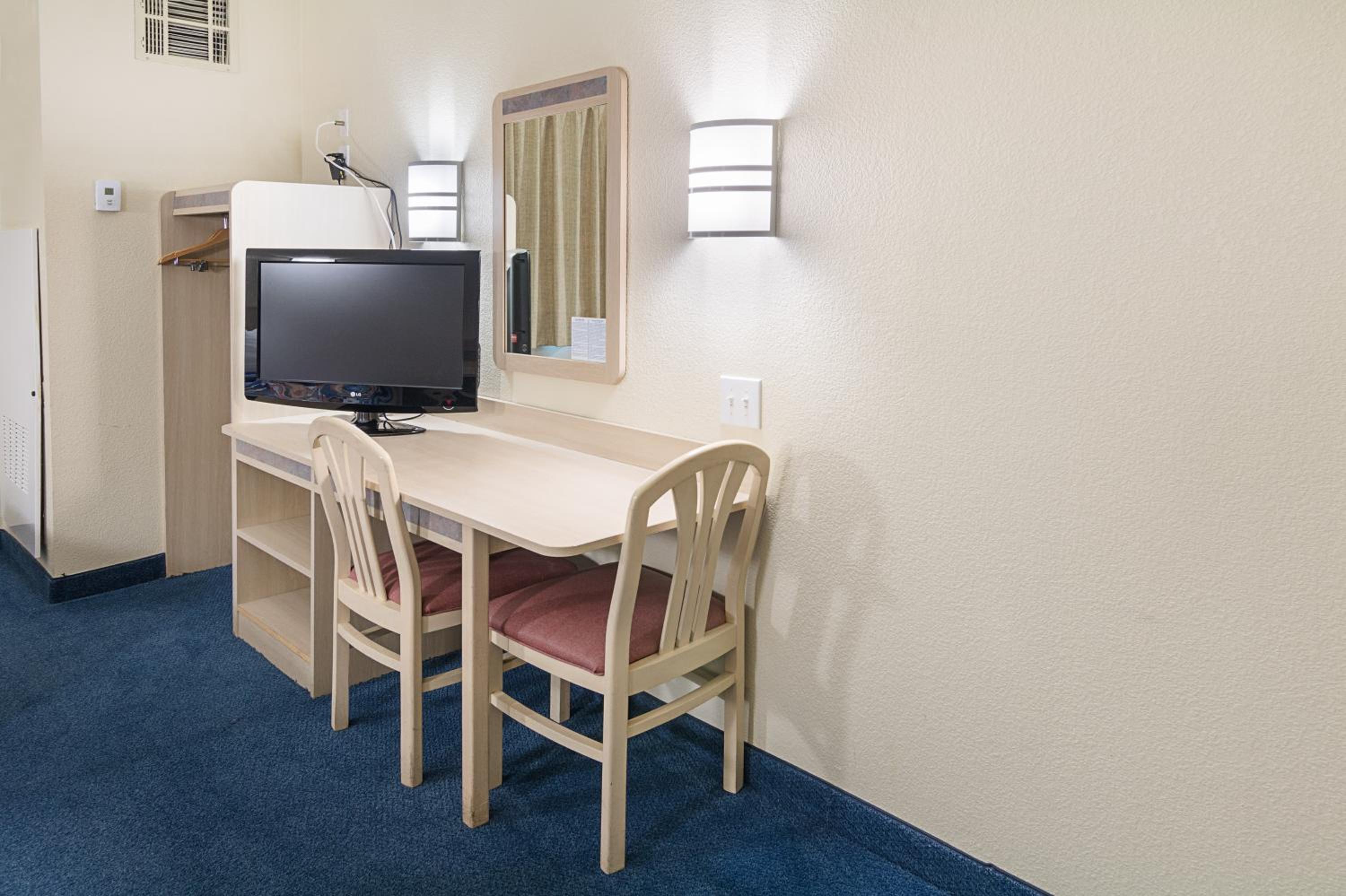 King Room - Non-Smoking - Photo 5