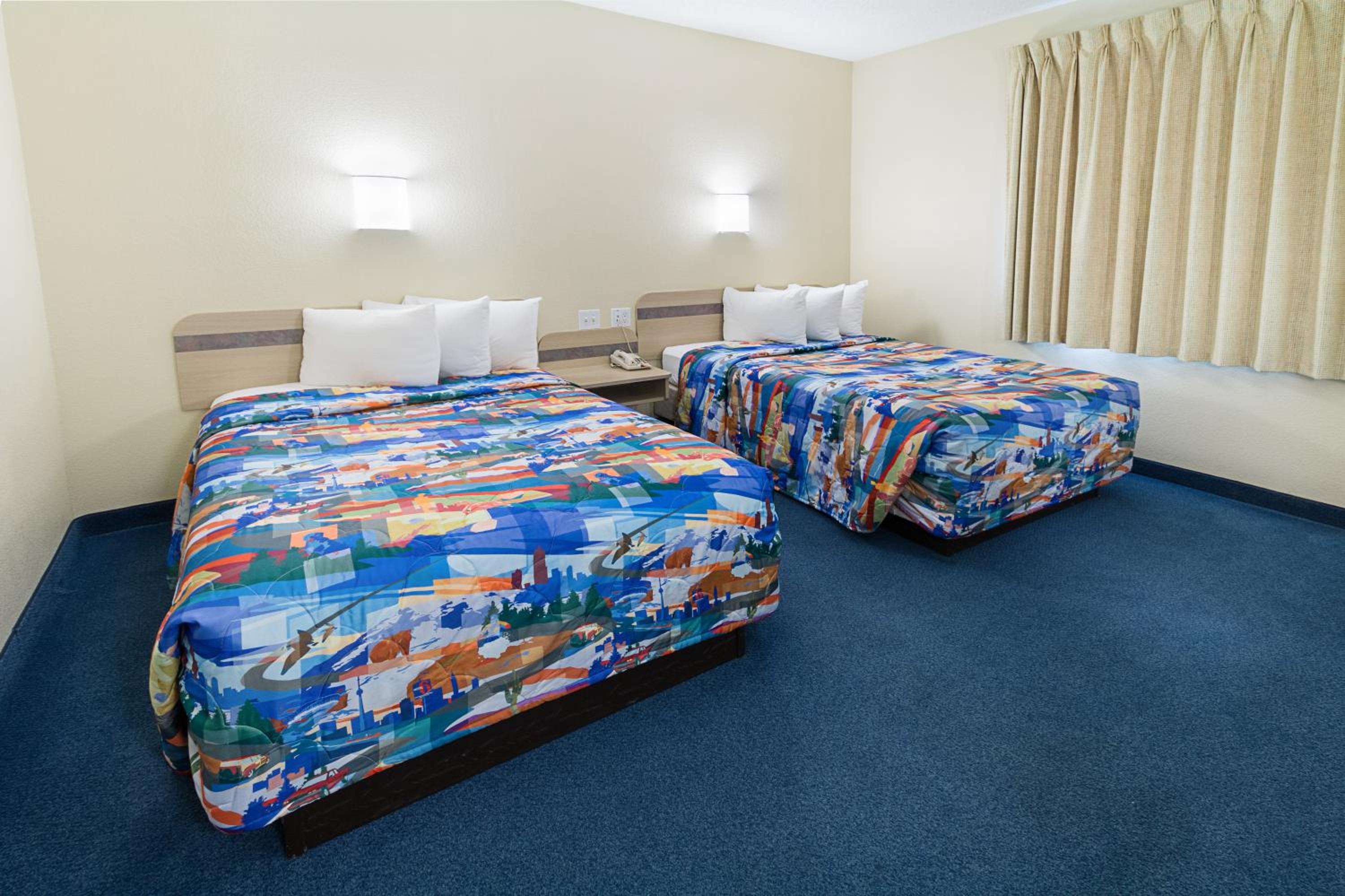 Queen Room with Two Queen Beds - Non-Smoking - Photo 3