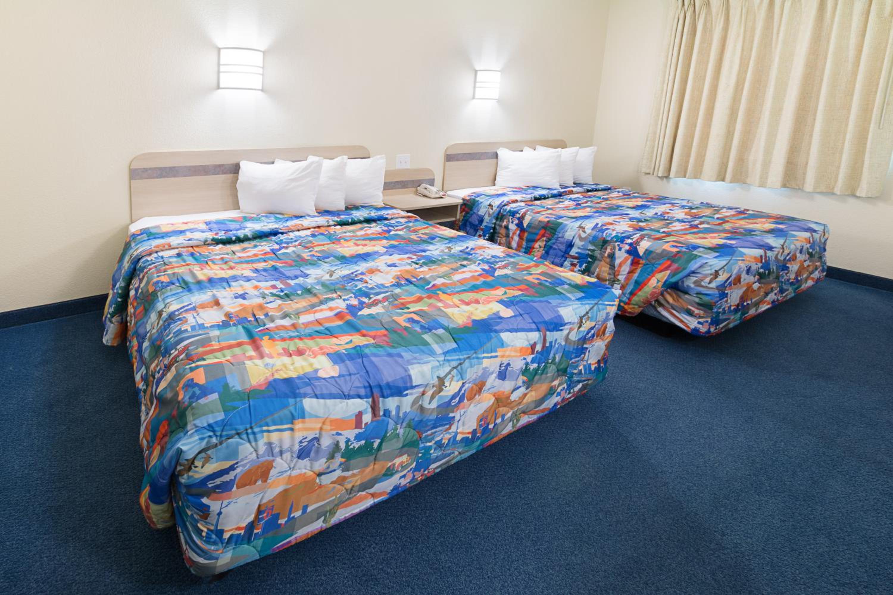 Queen Room with Two Queen Beds - Non-Smoking - Photo 5