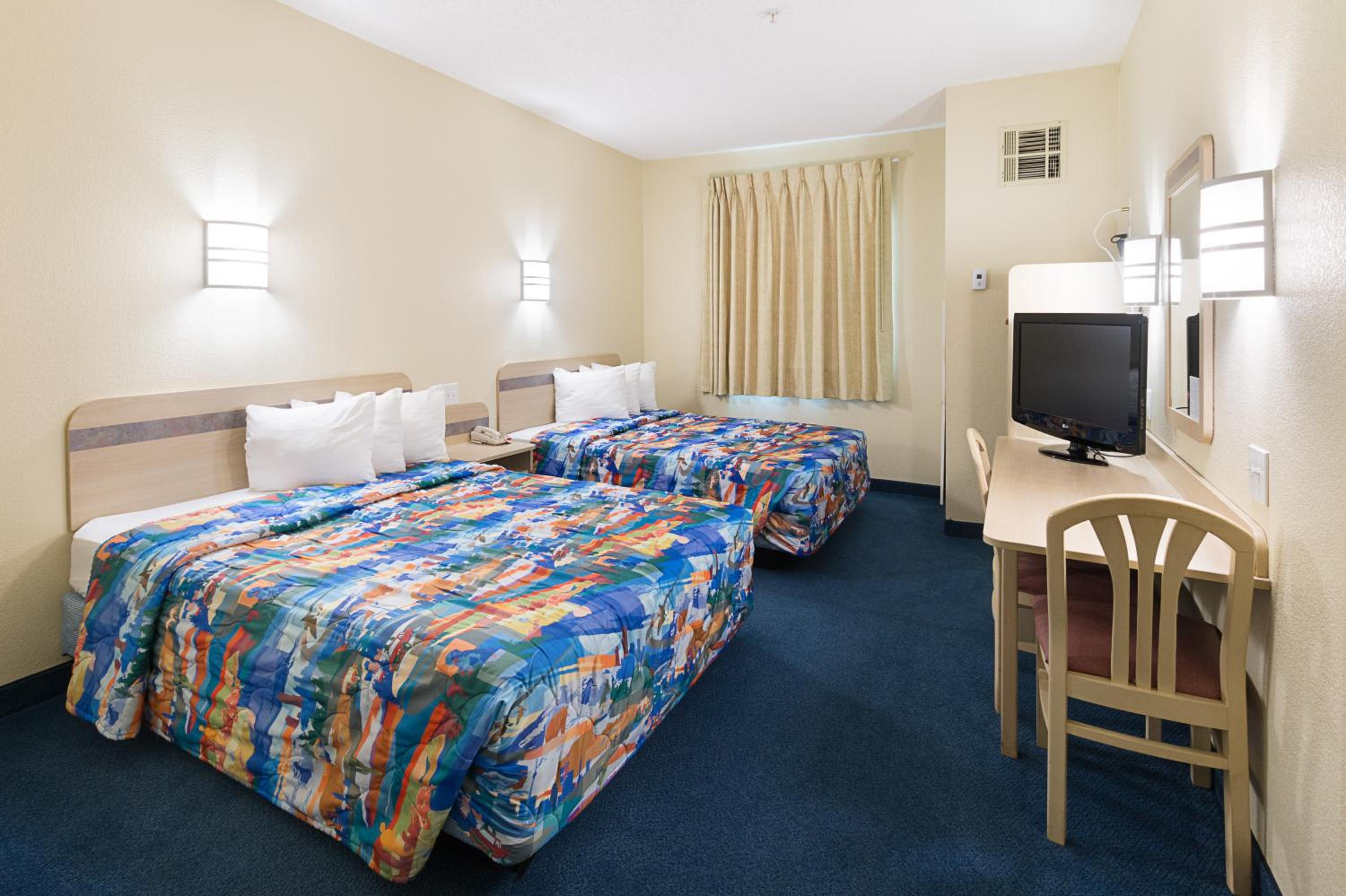 Queen Room with Two Queen Beds - Non-Smoking - Photo 4