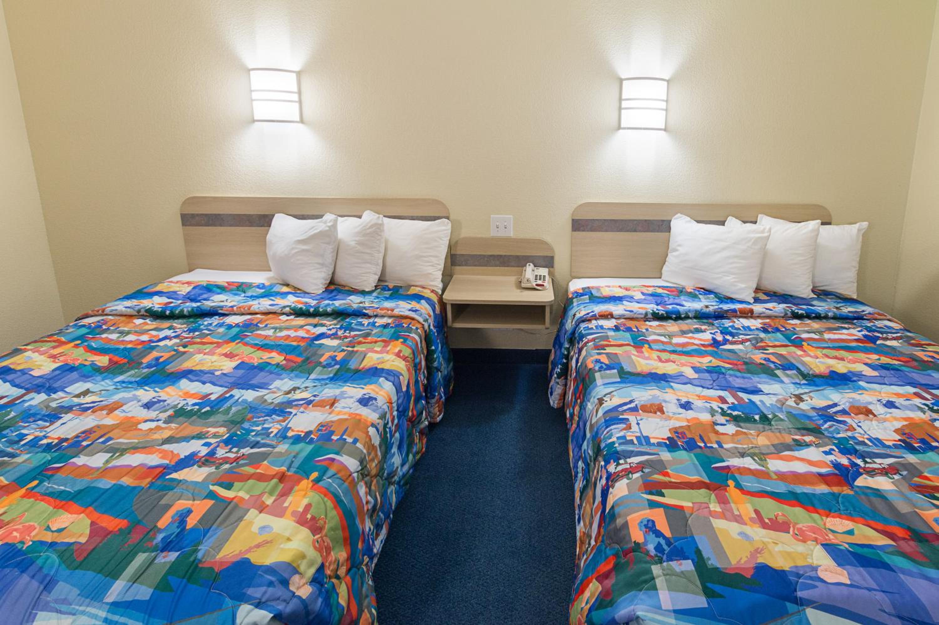Queen Room with Two Queen Beds - Non-Smoking - Photo 6