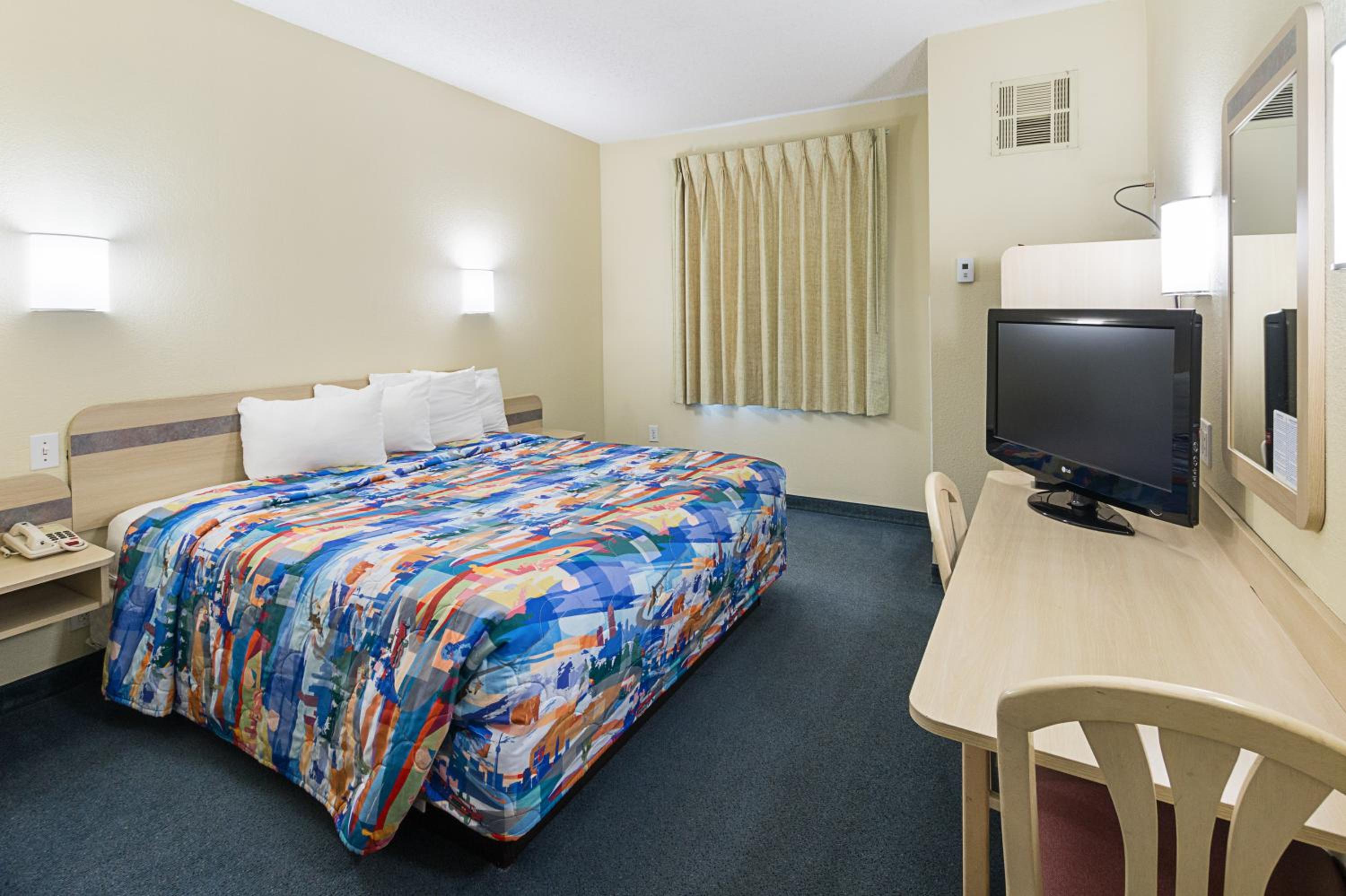 King Room - Non-Smoking - Photo 8