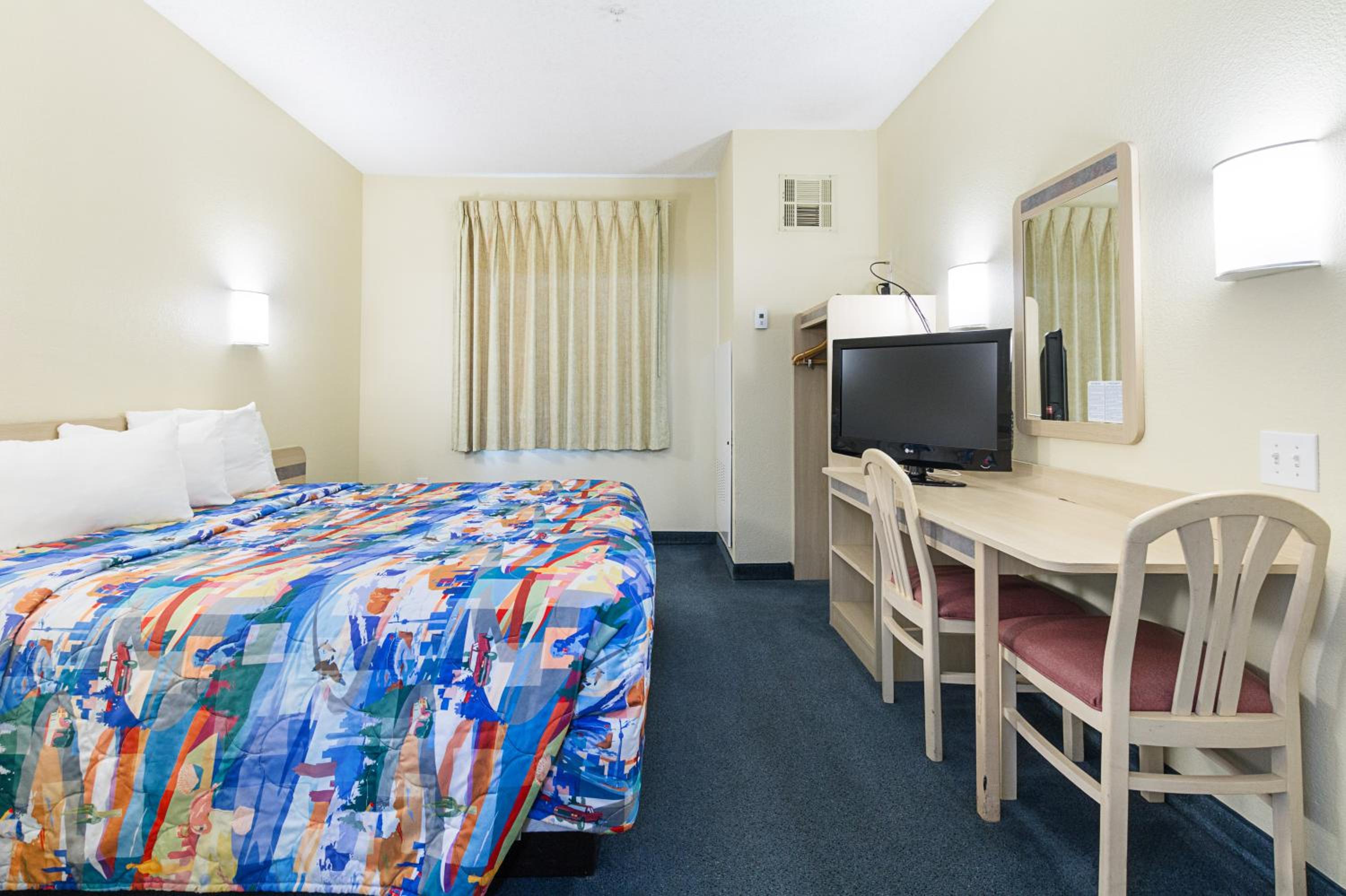 King Room - Non-Smoking - Photo 9