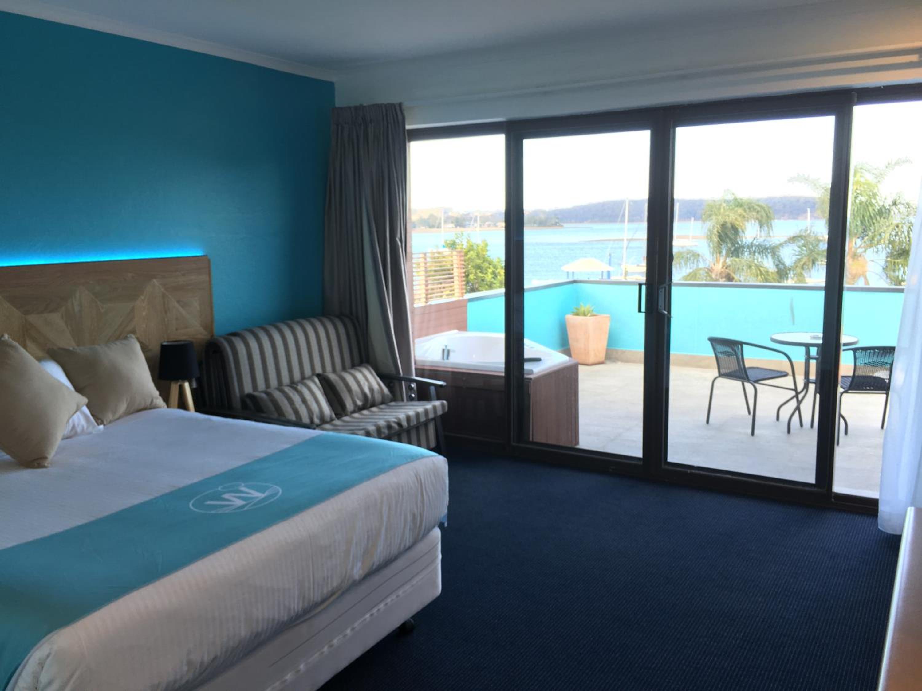 Executive Queen Spa Room with Water View photo 1