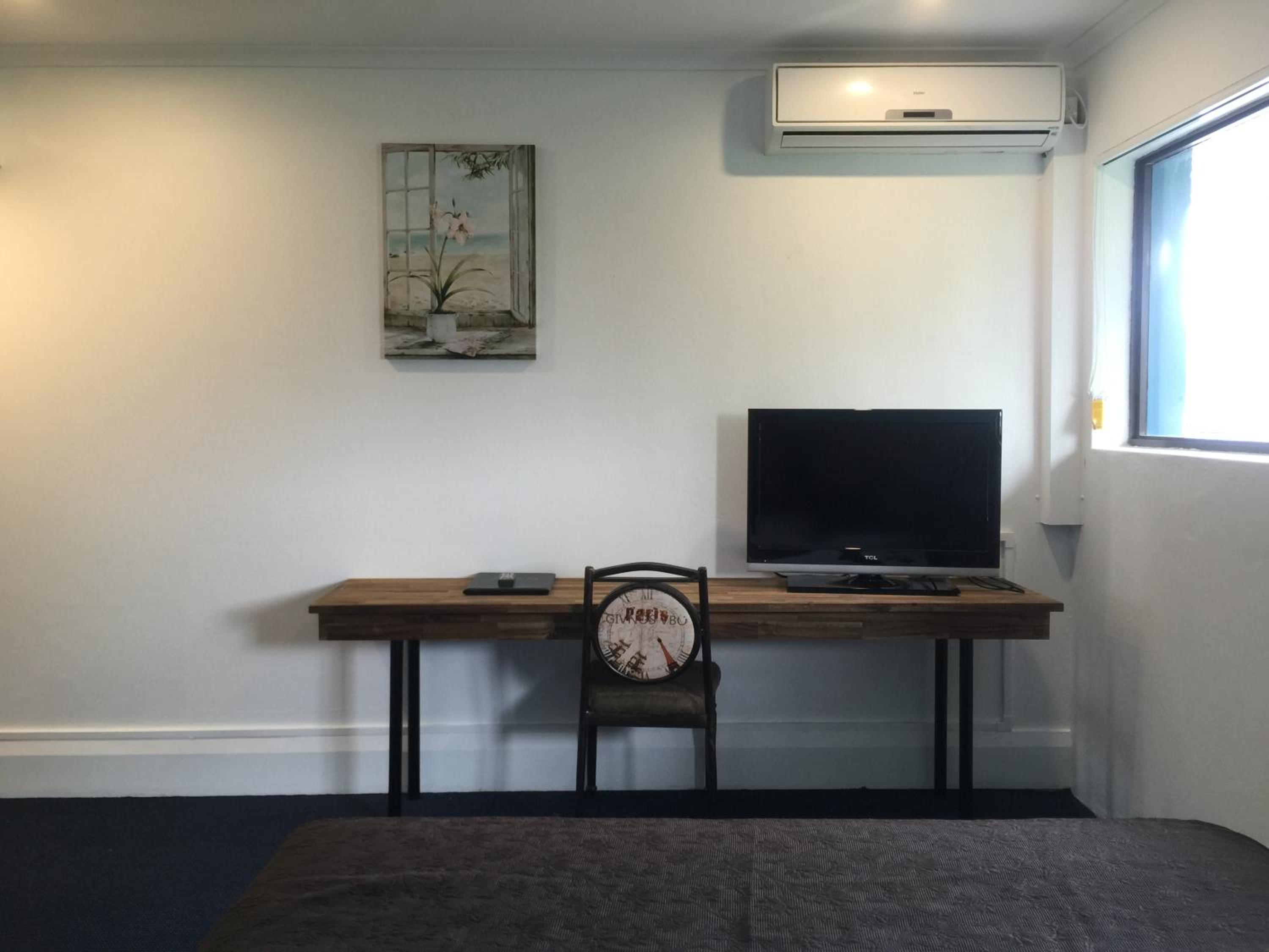 Standard Queen Room - Roadside photo 2