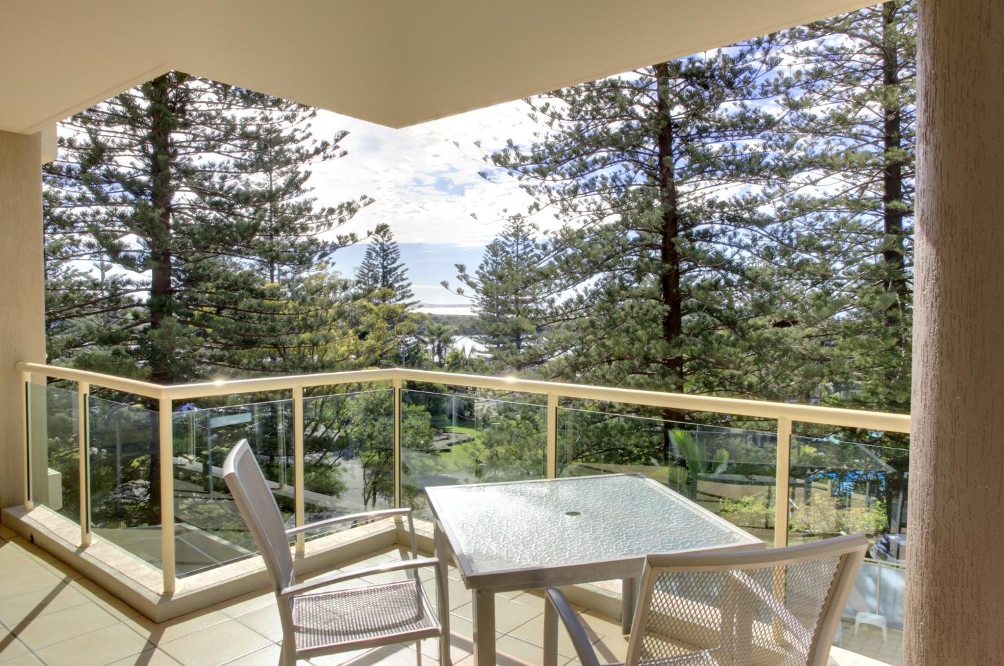Three-Bedroom Apartment with Partial Water View photo 2