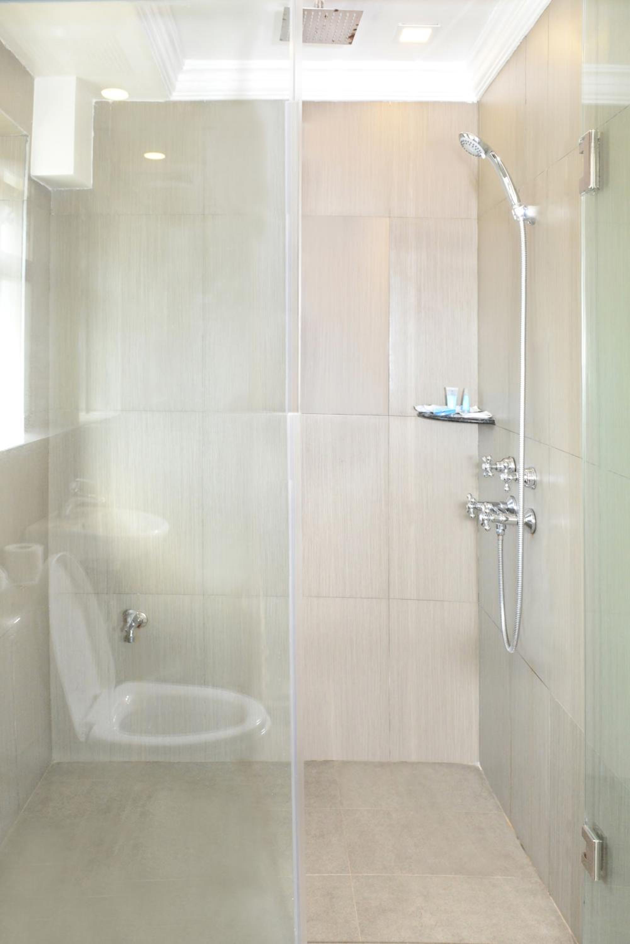 Superior Twin Room with Private Bathroom & Common Kitchen