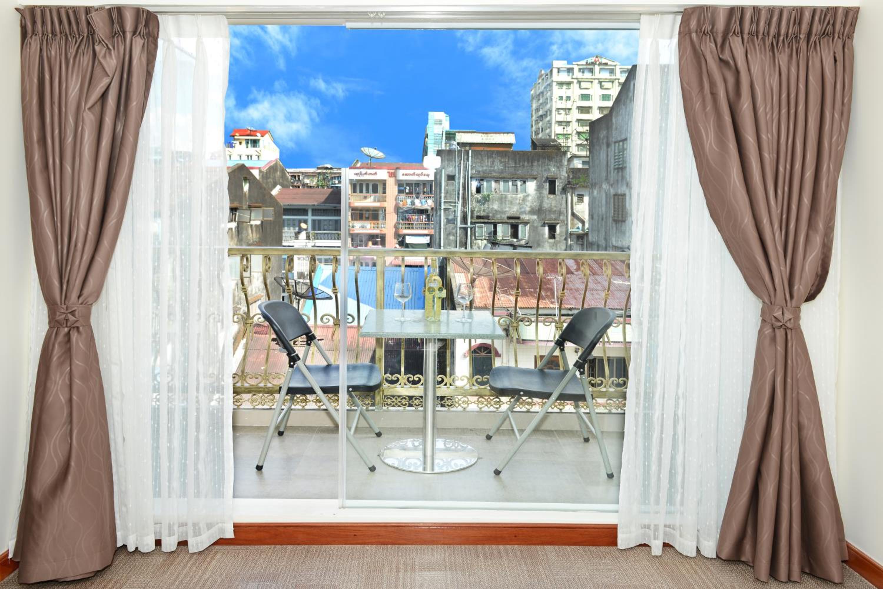 Bond Family Suite with Balcony & Kitchen