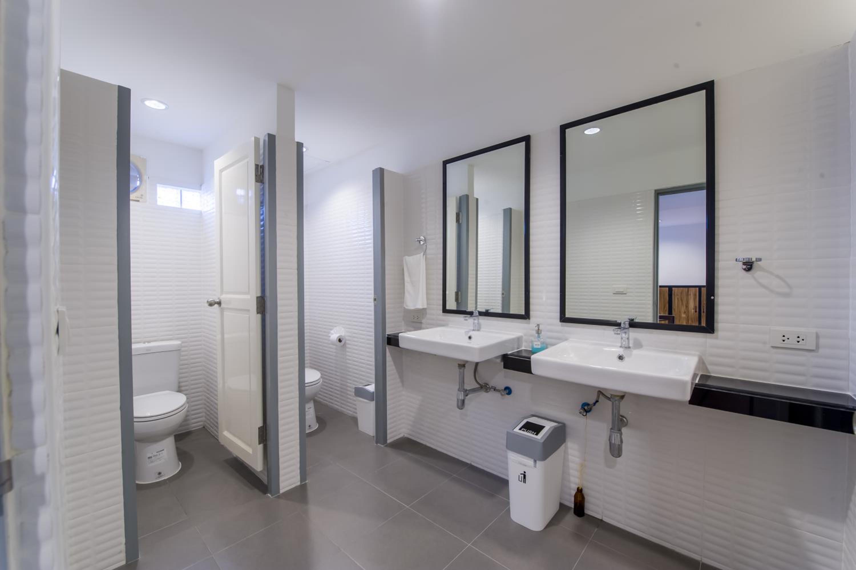 Quadruple Room with Shared Bathroom photo 3