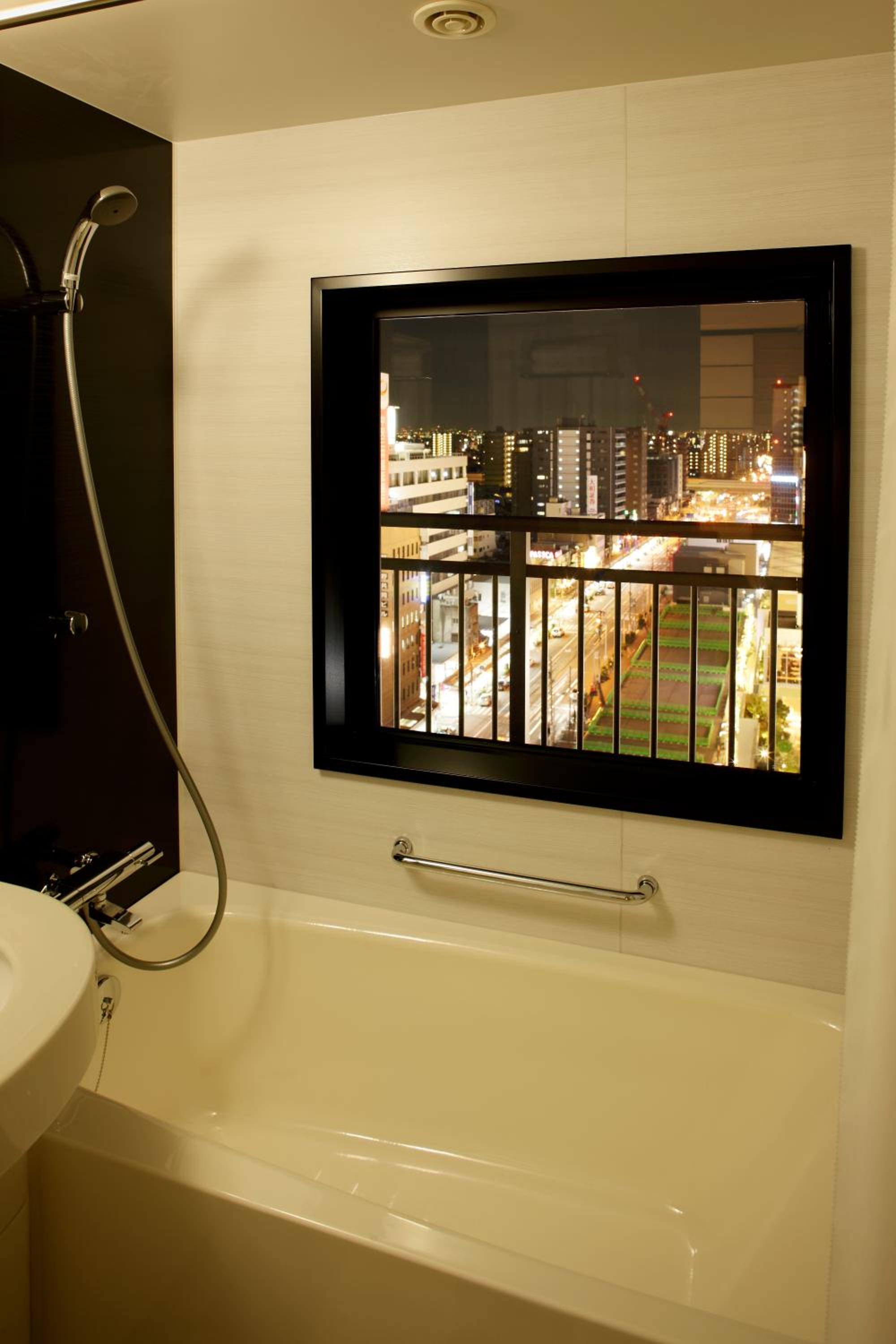 Standard Twin Room - Smoking thumbnail 6