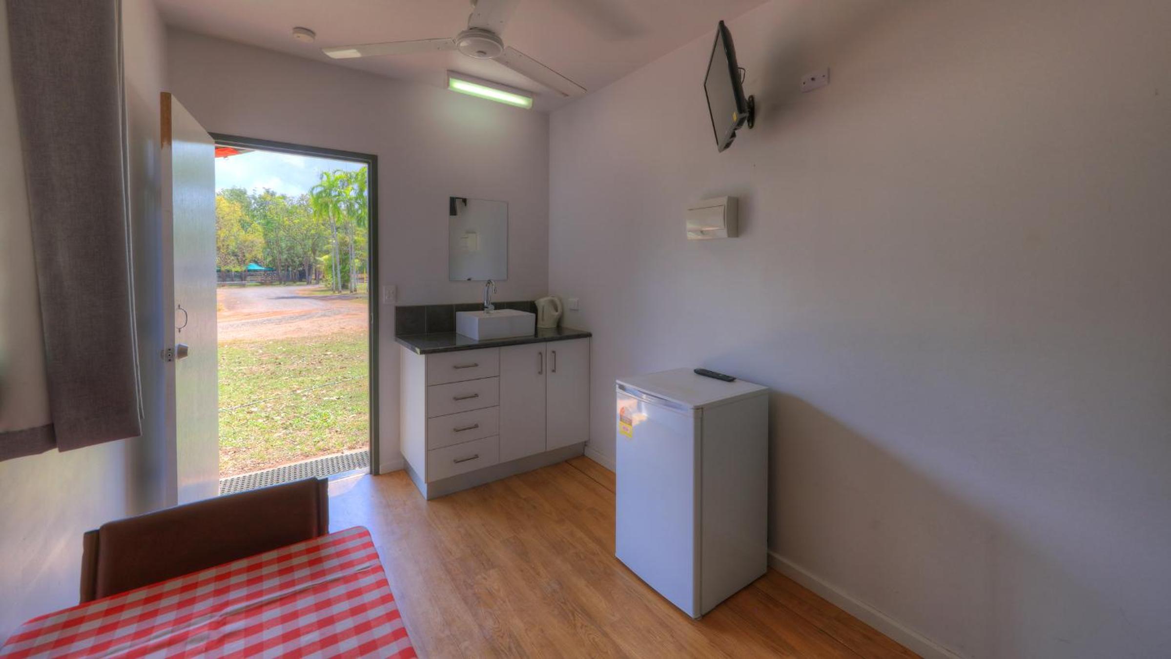 Cabin with Shared Bathroom - 4 photo 1