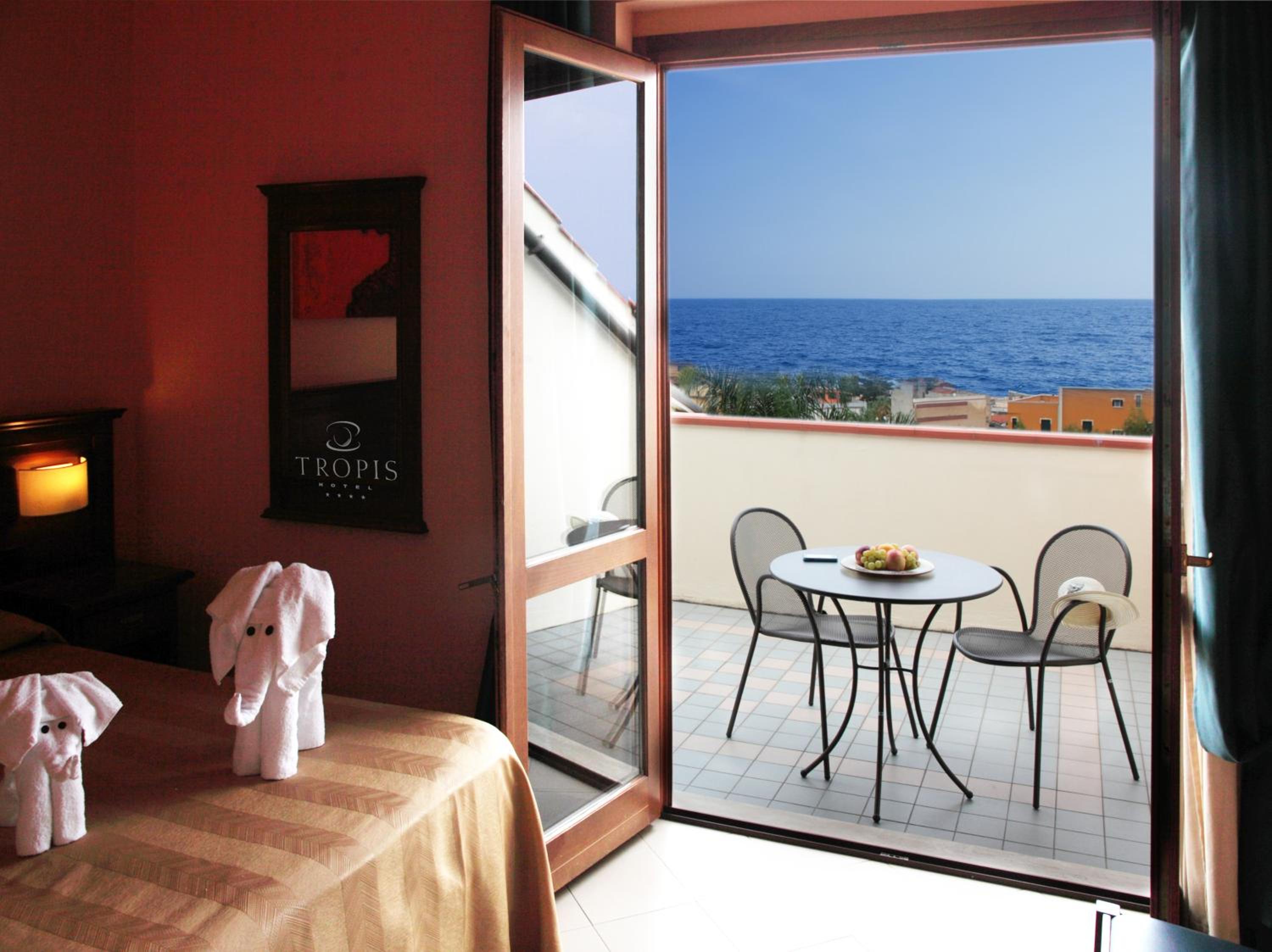 Double or Twin Room with Sea View - Photo 3