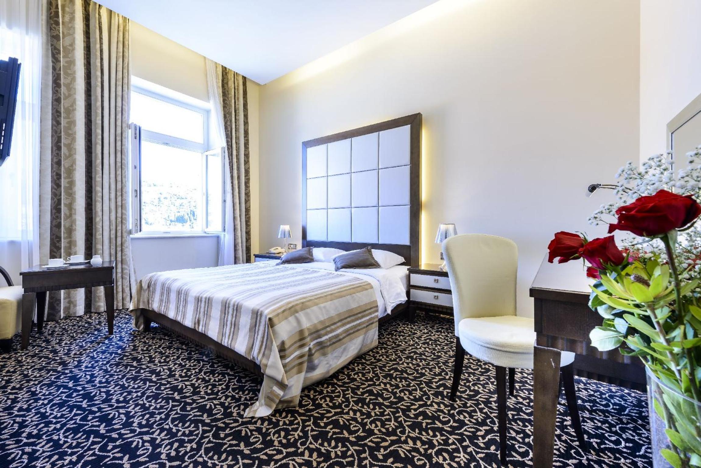 Junior Suite with Marina View - Photo 10