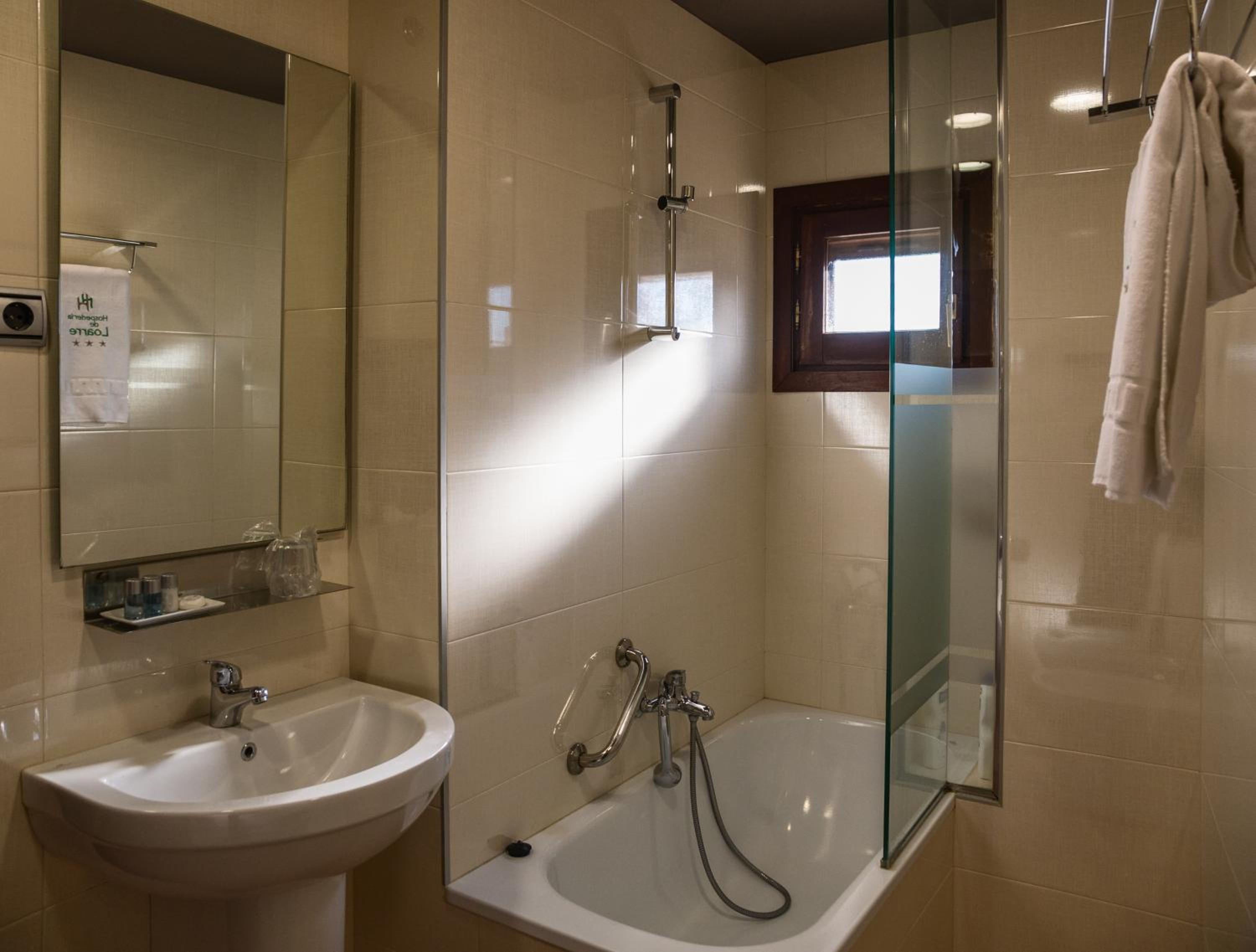Twin Room with Private Bathroom photo 2