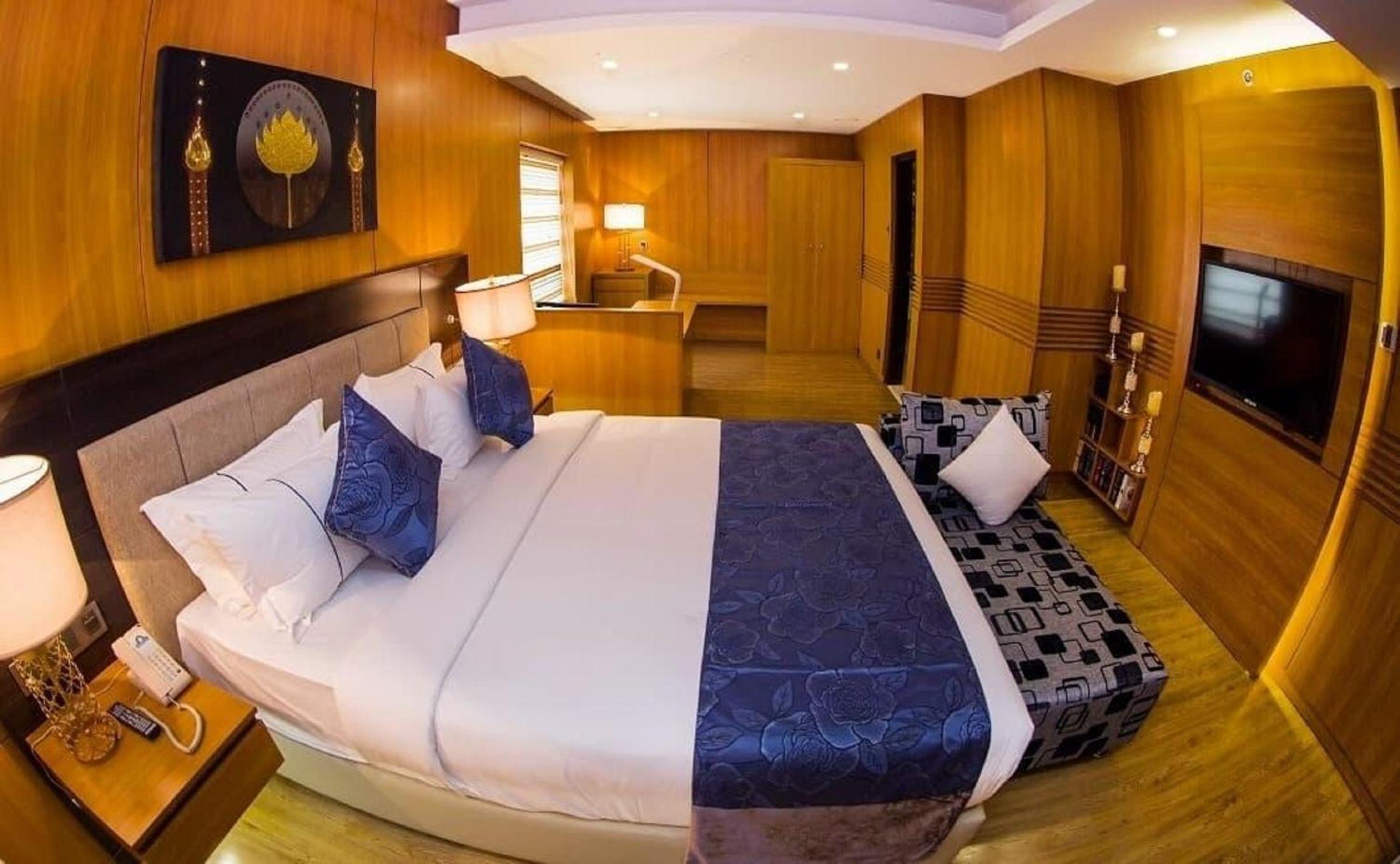 Queen Room photo 1