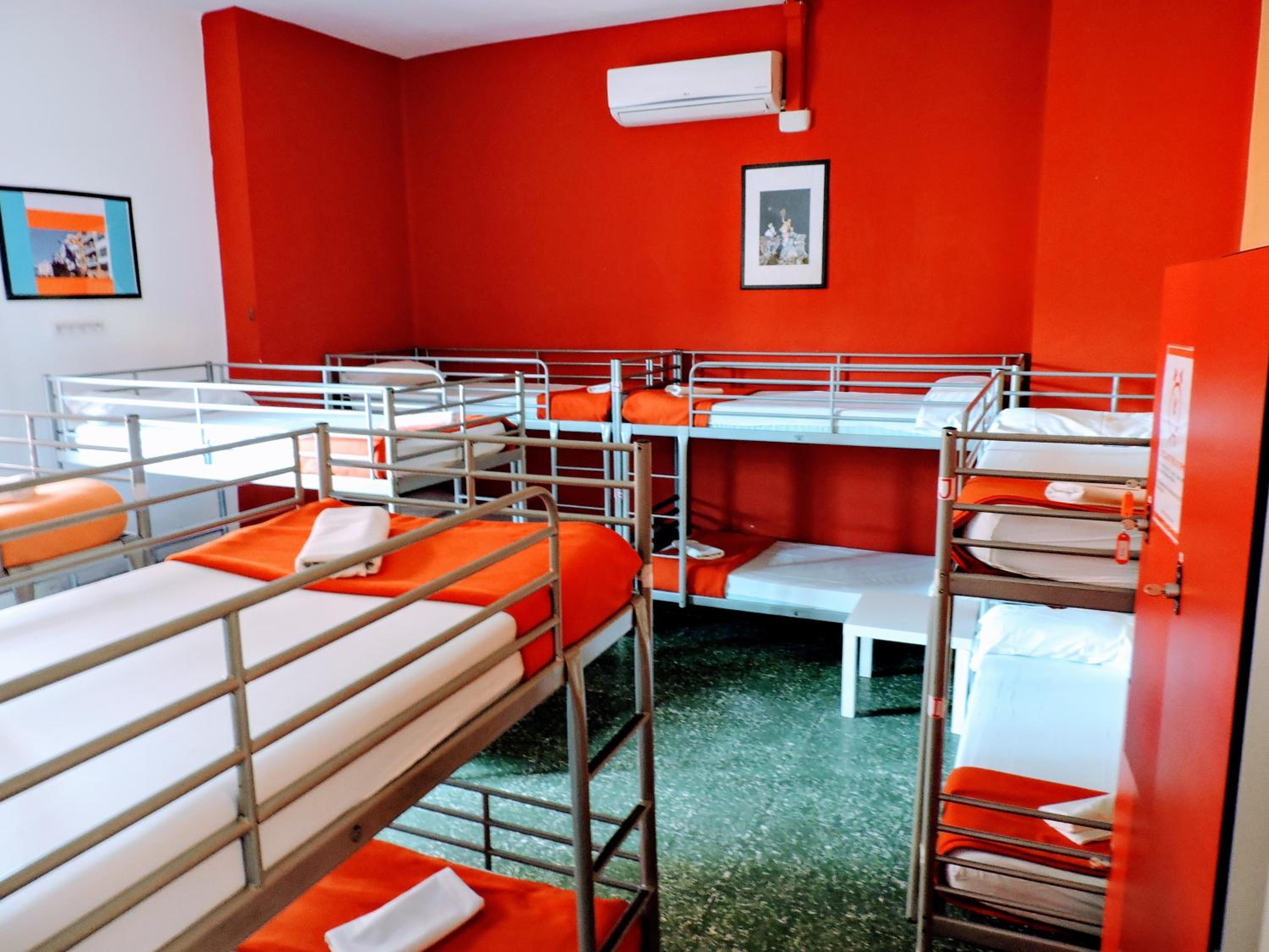 Cama en habitación compartida con 16 camas