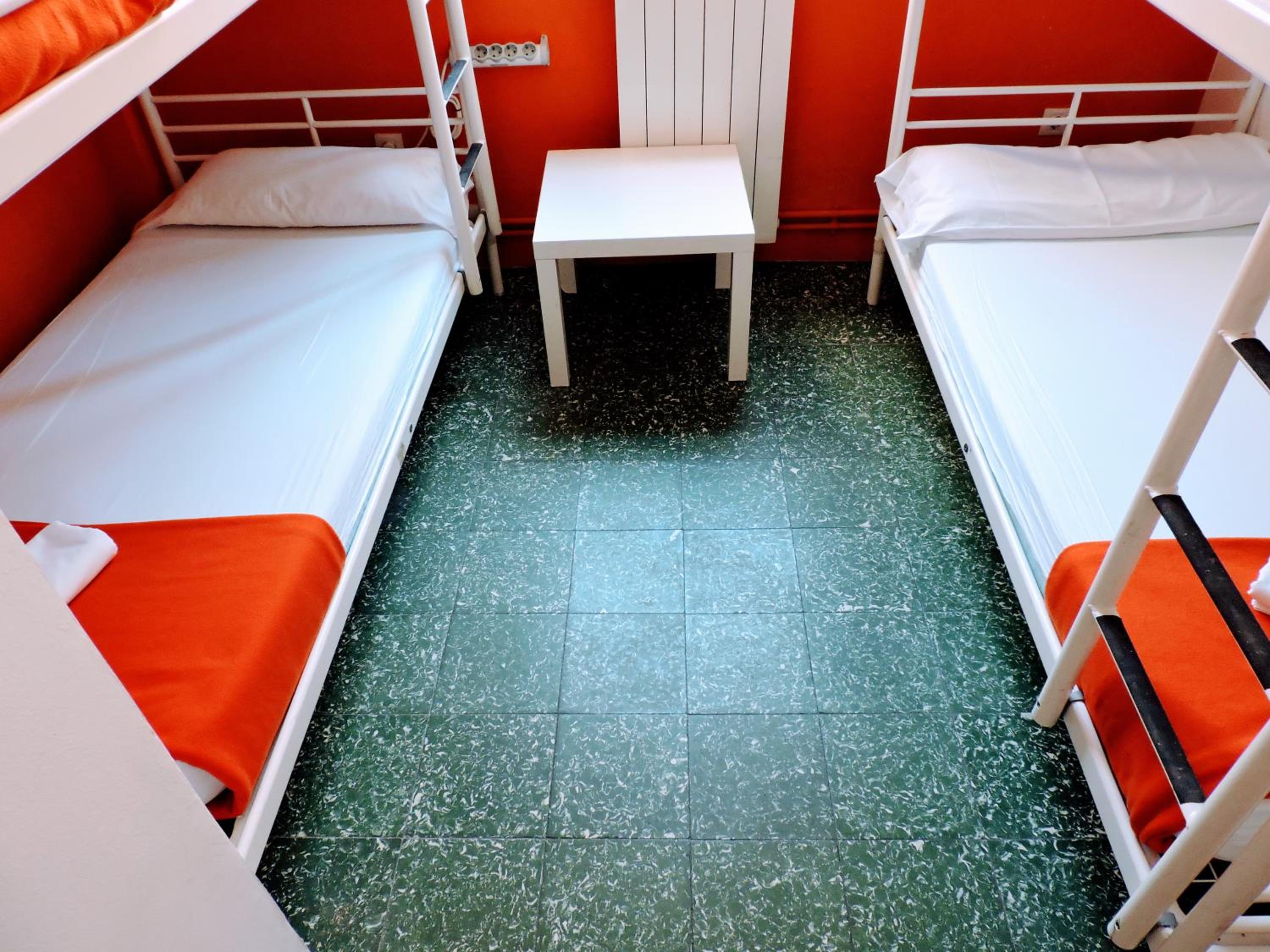 Cama en Habitación Compartida Femenina de 6 Camas