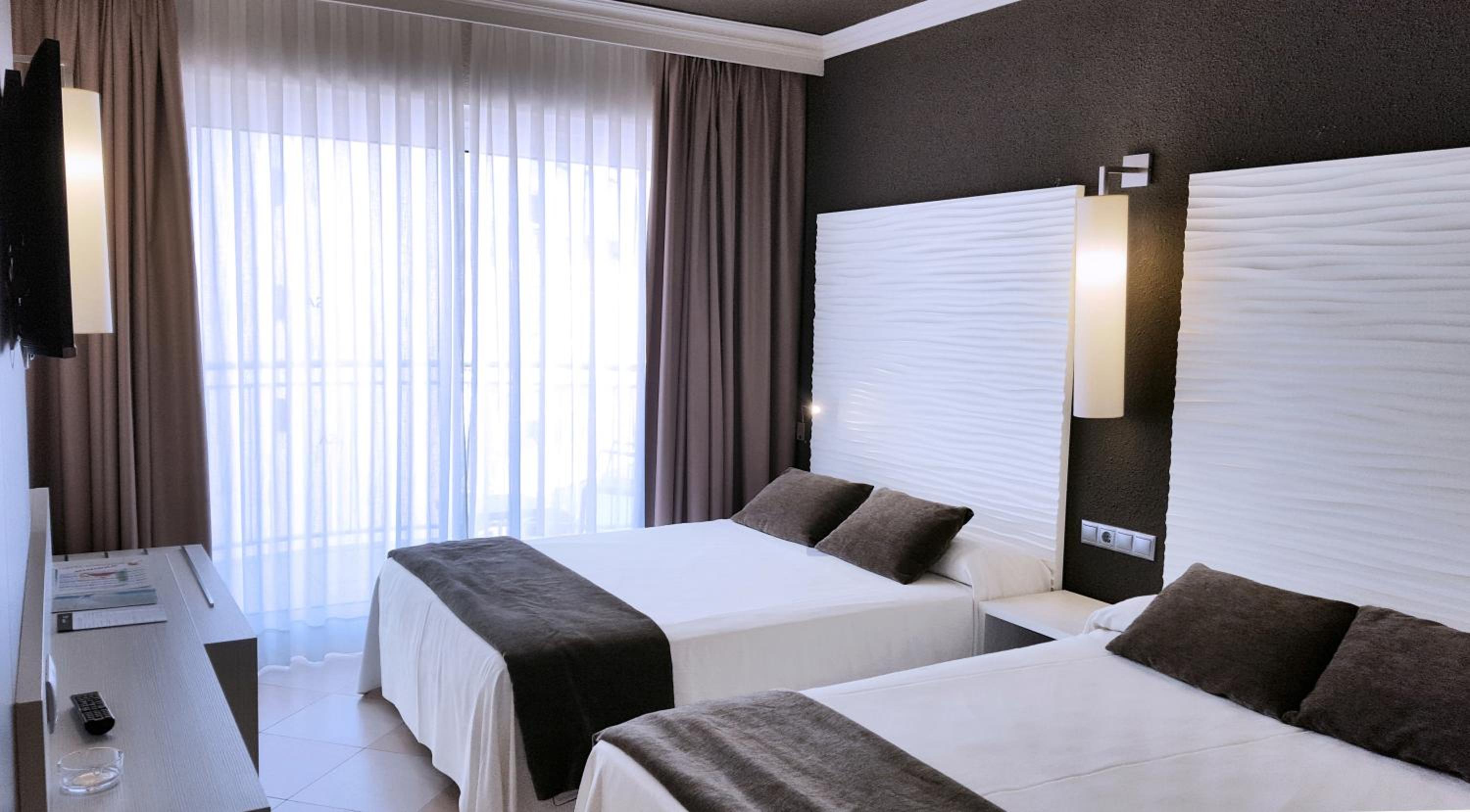 Quadruple Room (2 Adults + 2 Children) - Photo 10