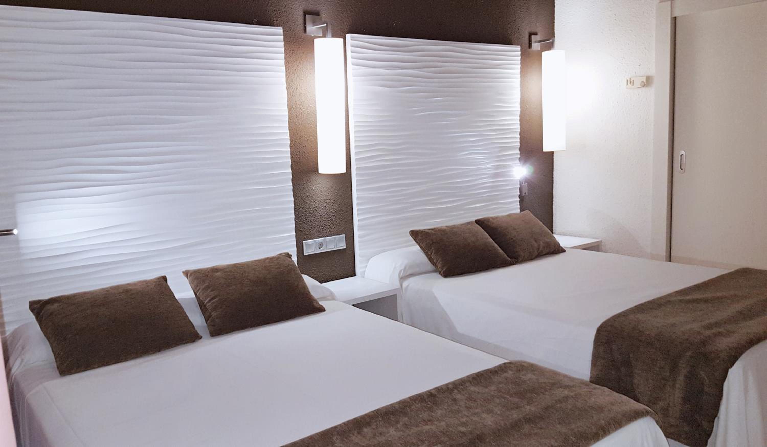 Quadruple Room (2 Adults + 2 Children) - Photo 11