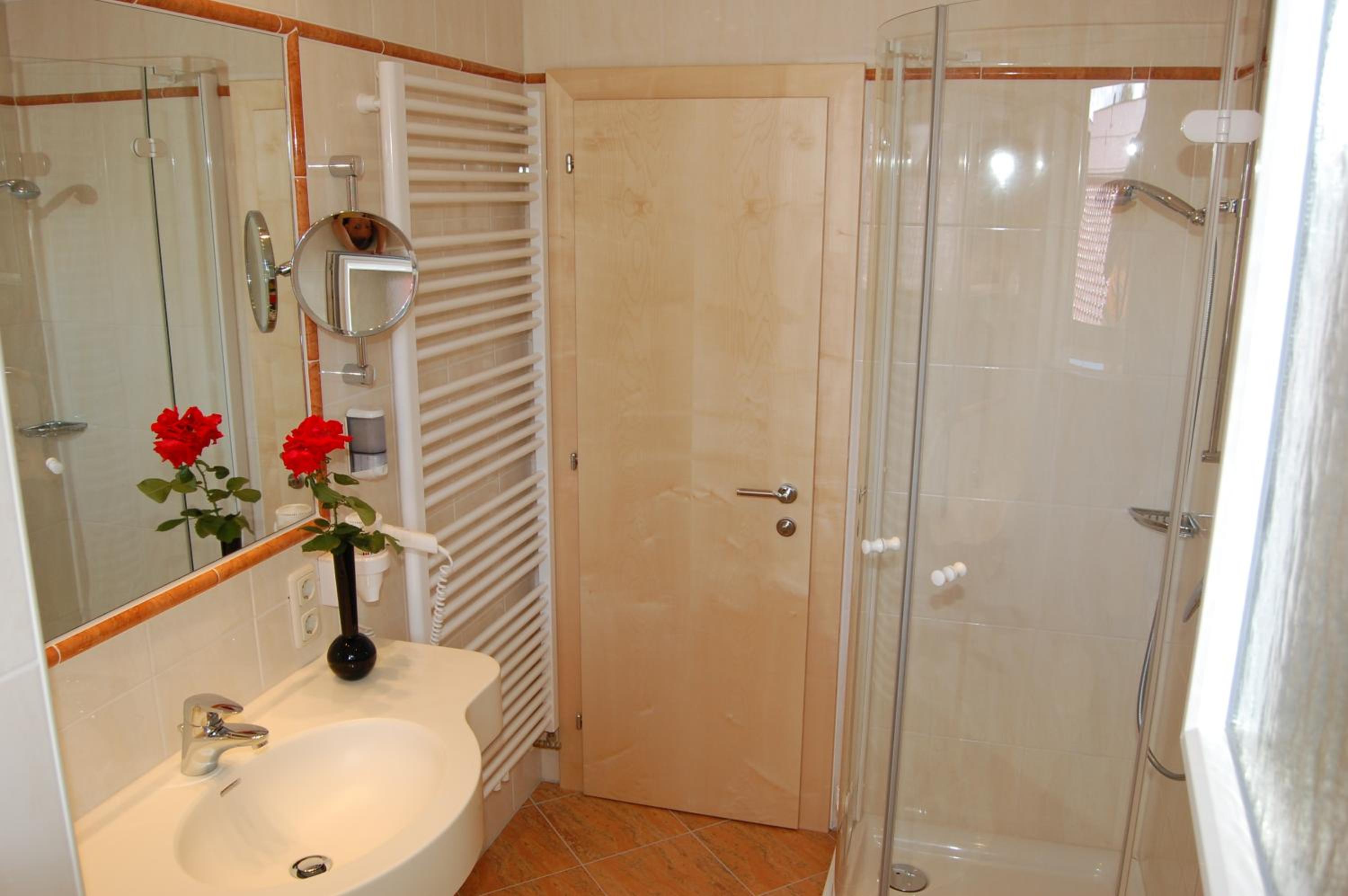 Double Room with Balcony - Photo 4