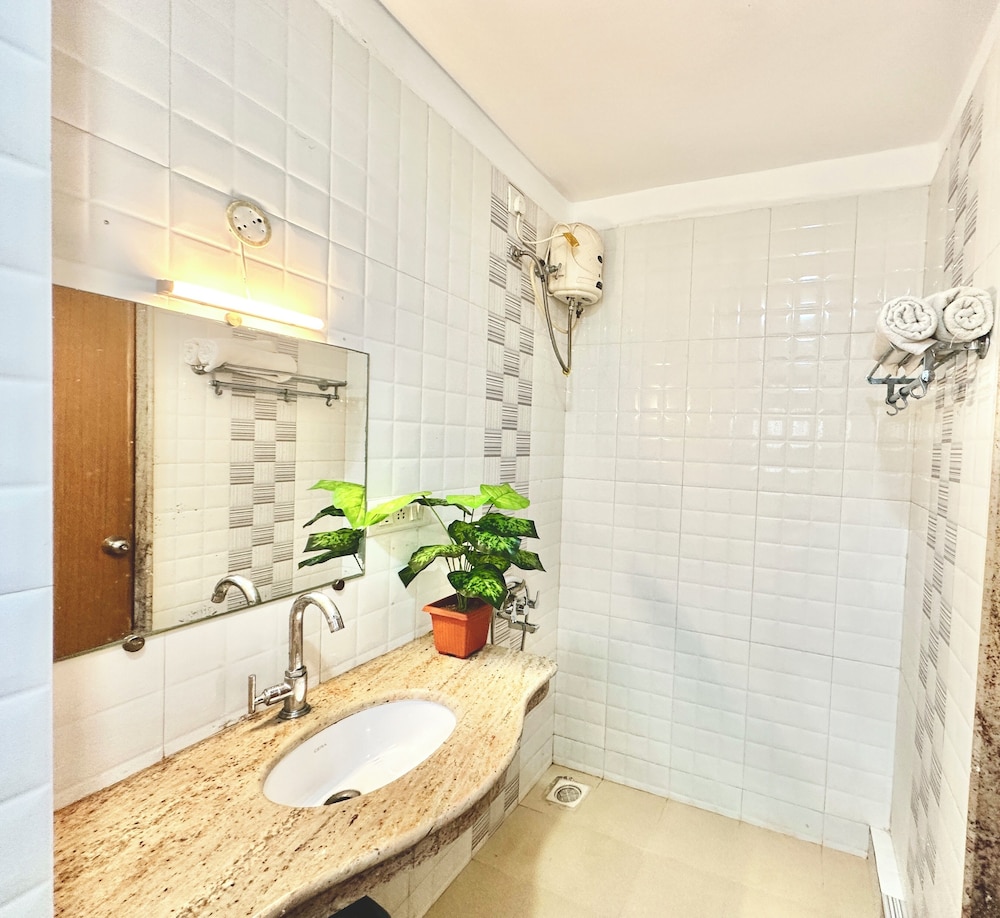 Superior Double Room, 1 King Bed, Air conditioning, Partial Ocean View photo 2
