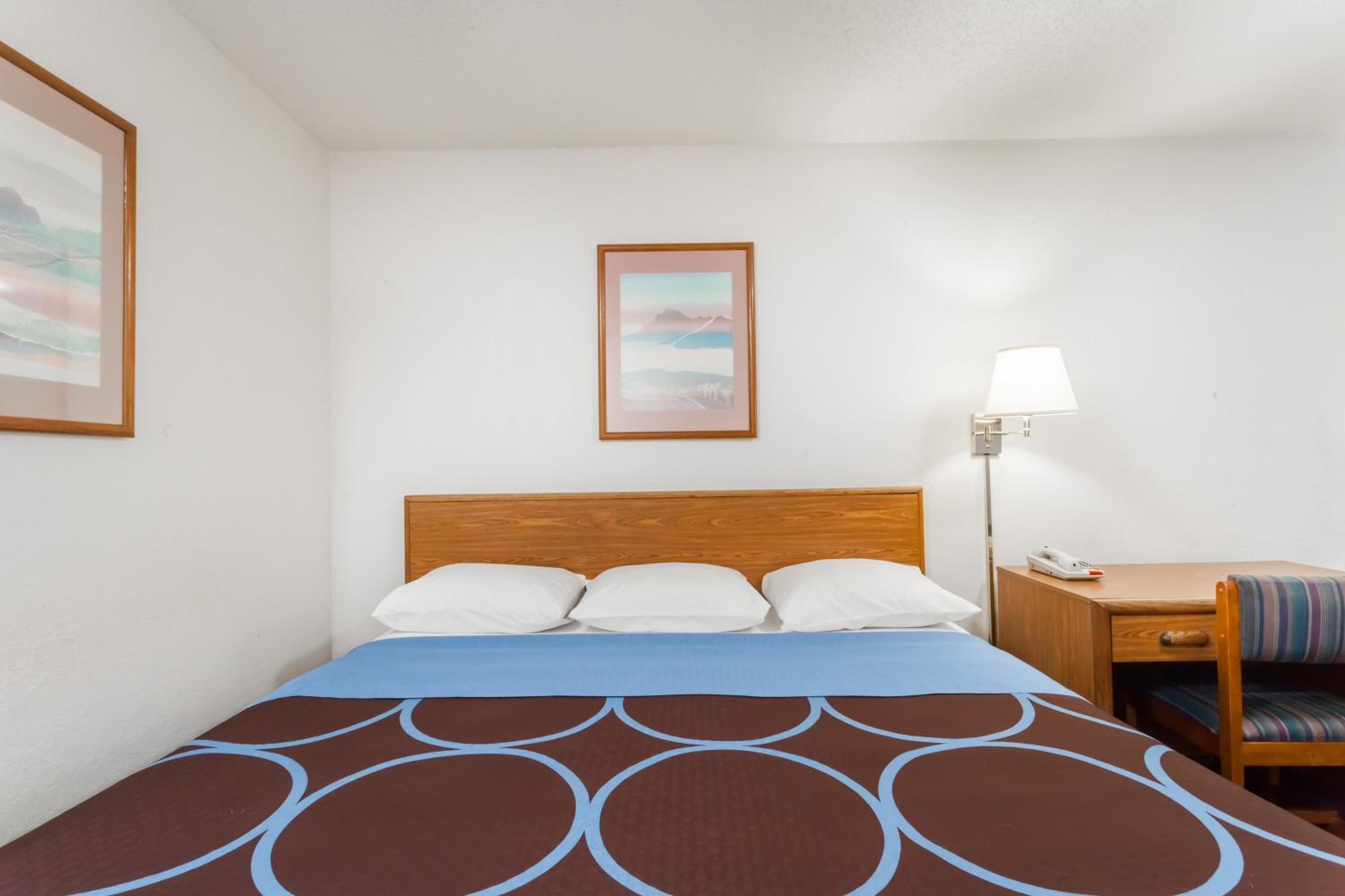 King Room - Non-Smoking - Photo 1