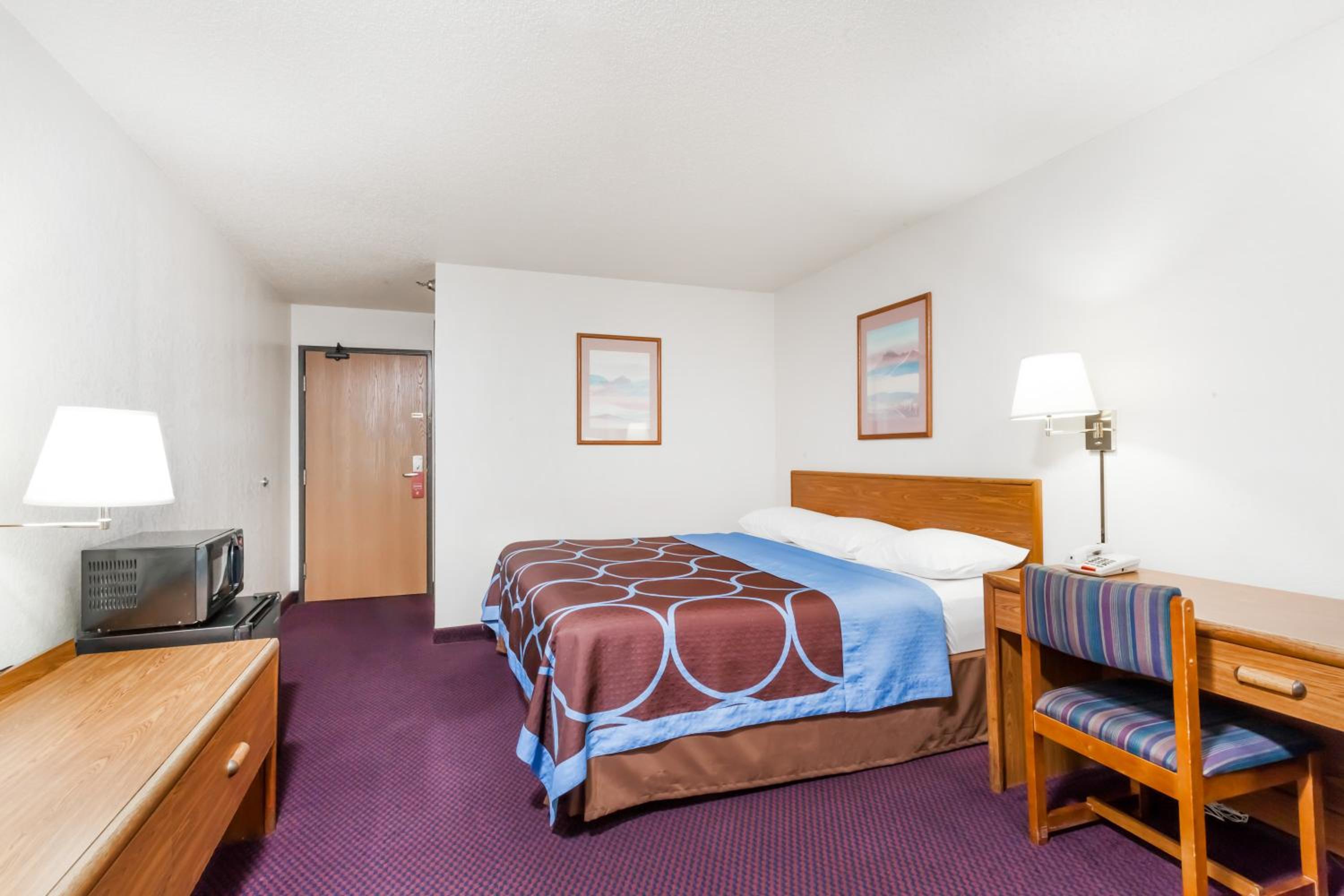 King Room - Non-Smoking - Photo 4
