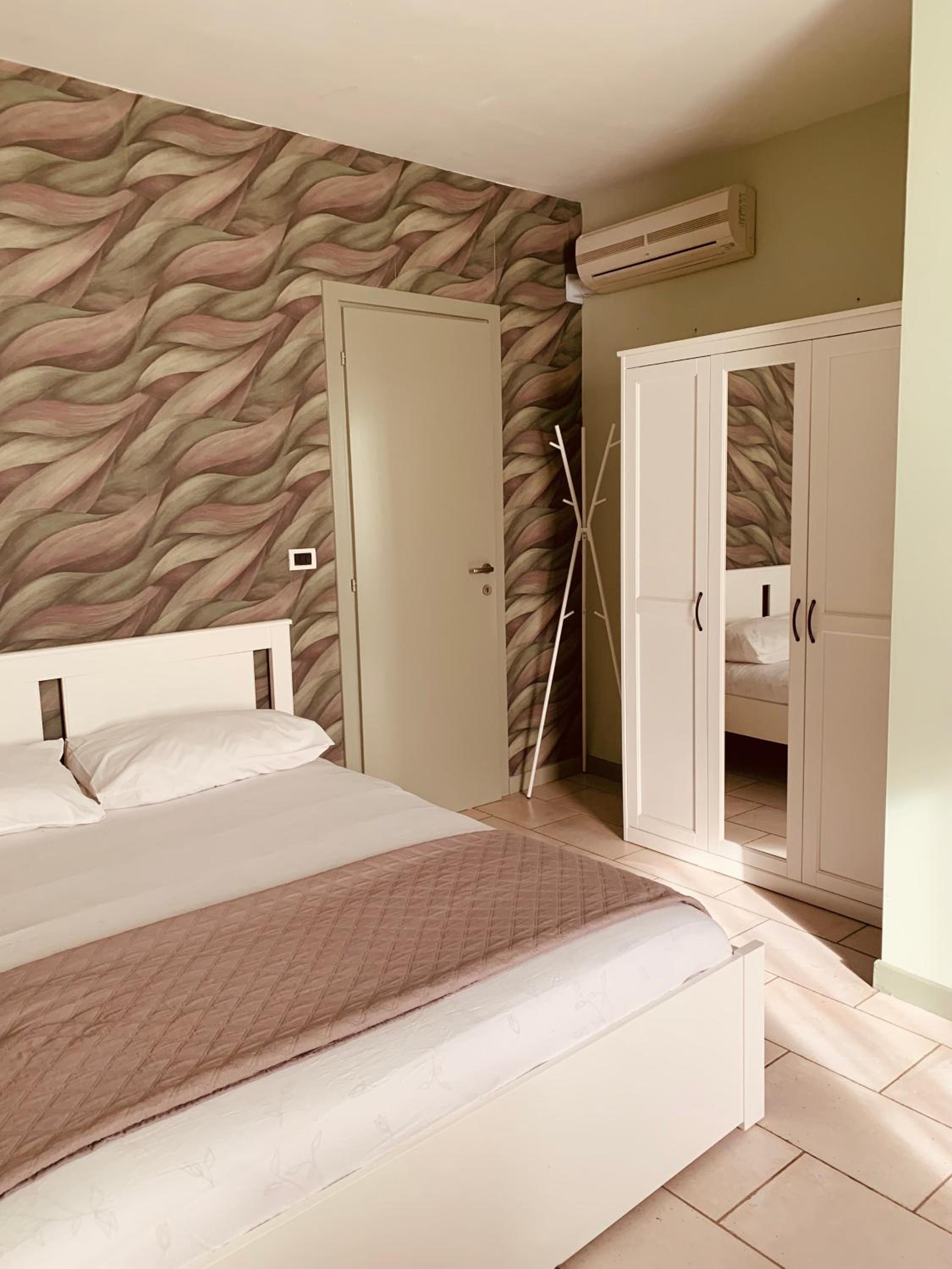 Large Double Room photo 1
