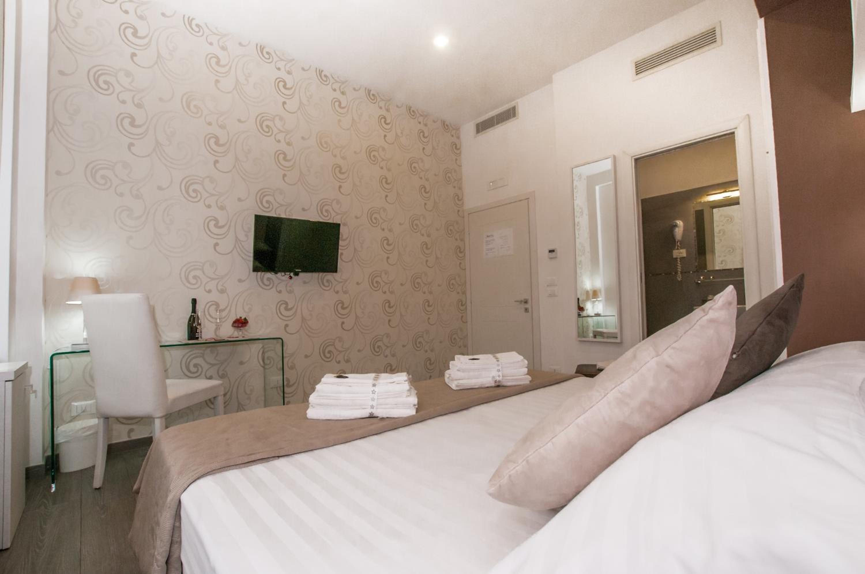 Double or Twin Room photo 2