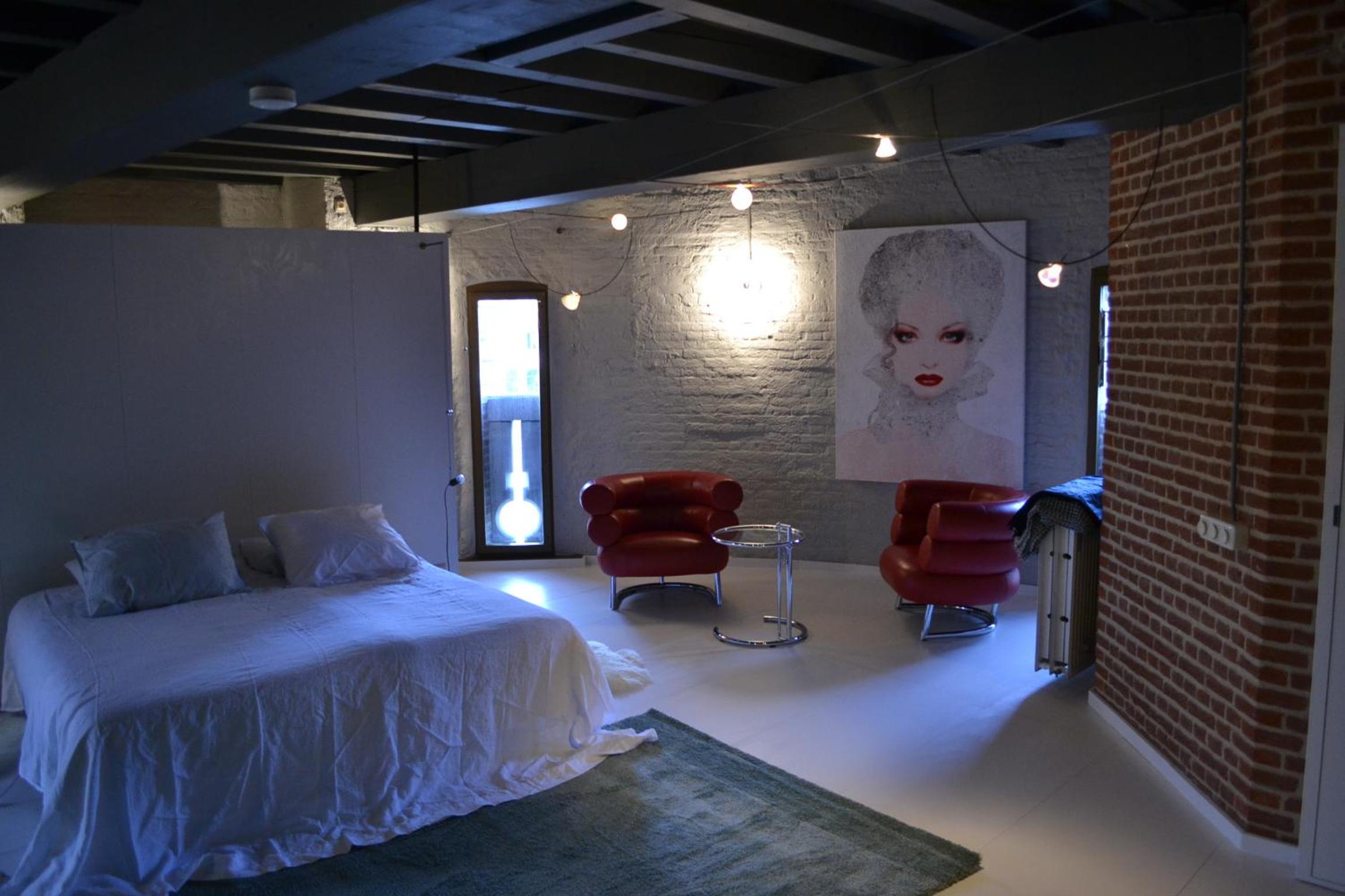 Deluxe Double Room with Private Bathroom - Photo 9