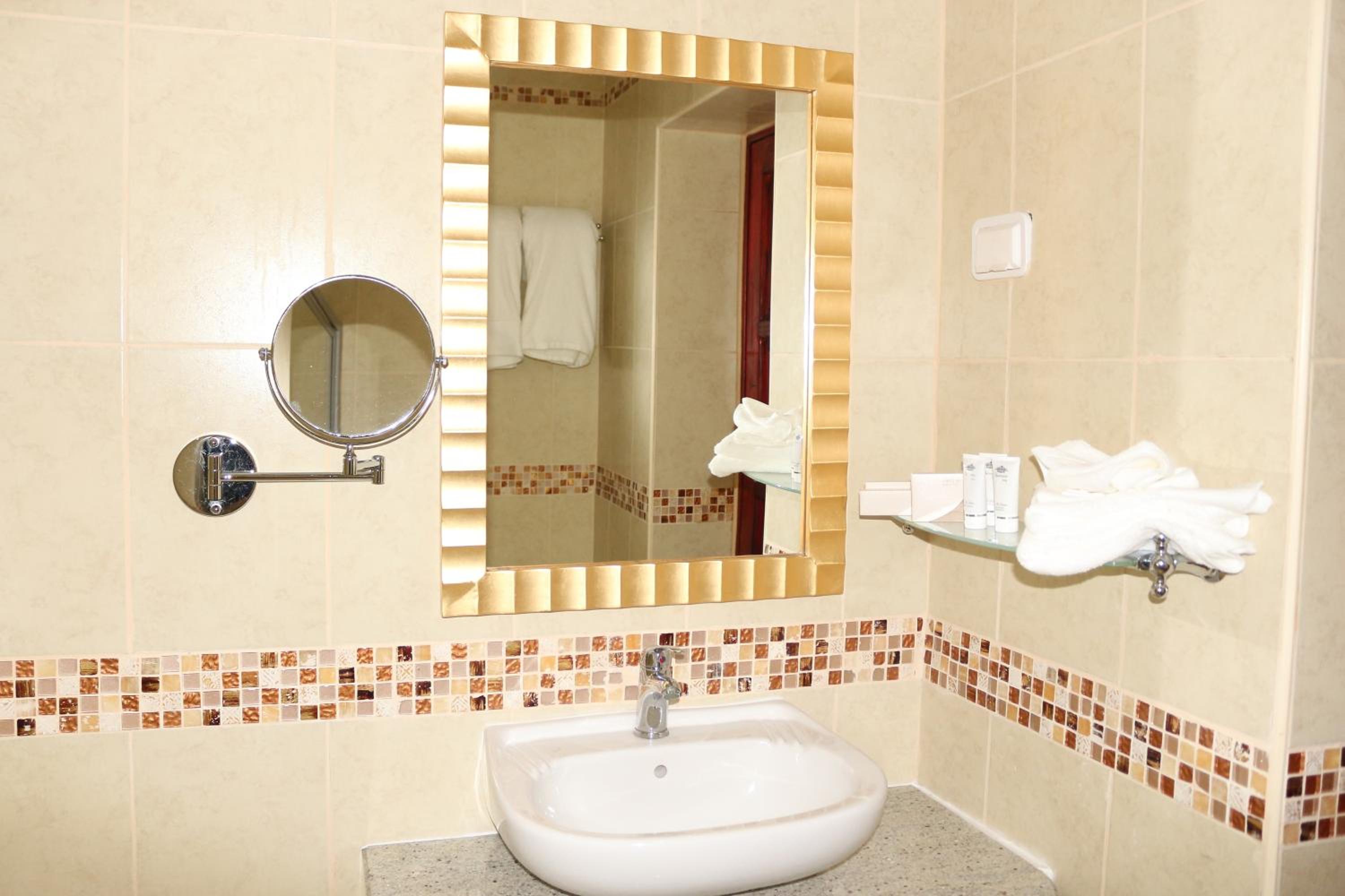 Deluxe King Suite