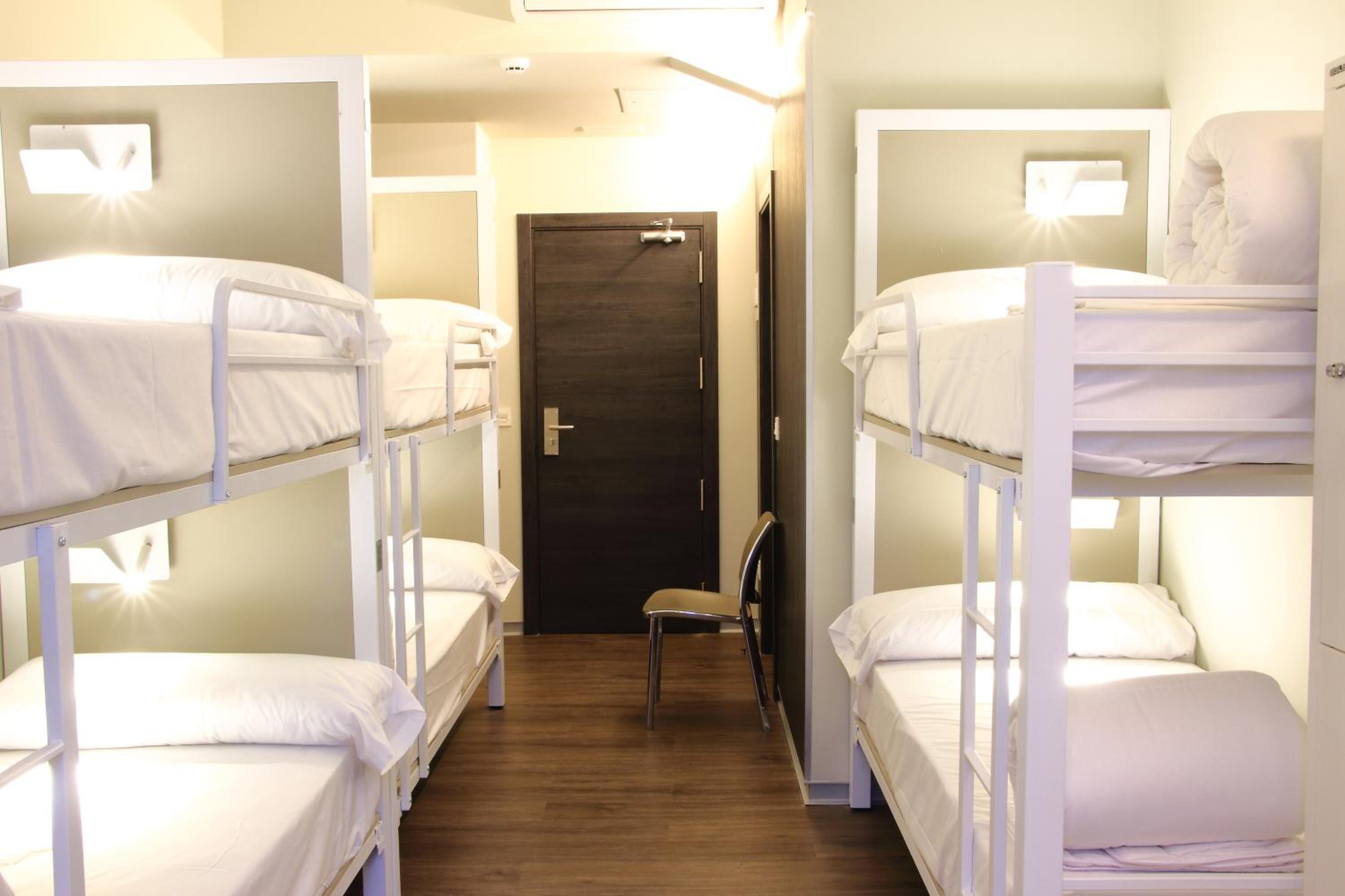 Solo Chicas - Litera en habitación compartida femenina de 12 camas con baño privado