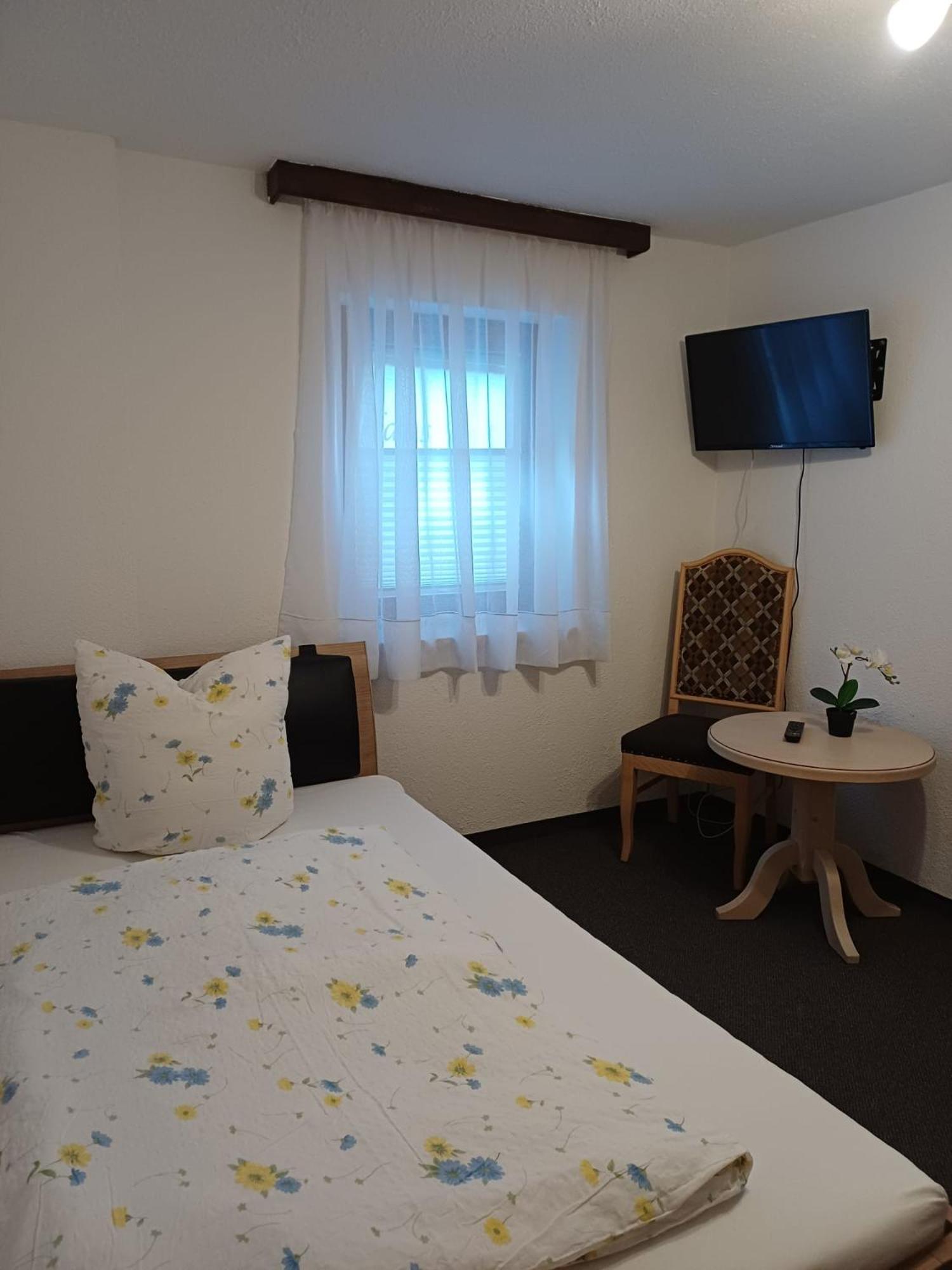 Single Room with Shared Shower and Toilet photo 3